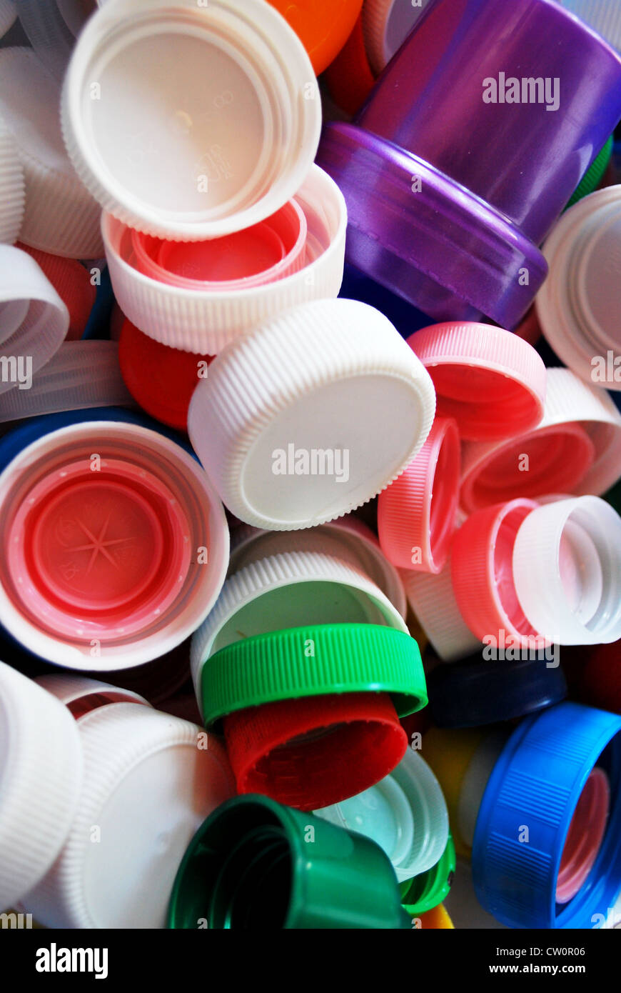 Bunte Kunststoff-Flasche Kappen für das recycling als Hintergrund Stockfoto