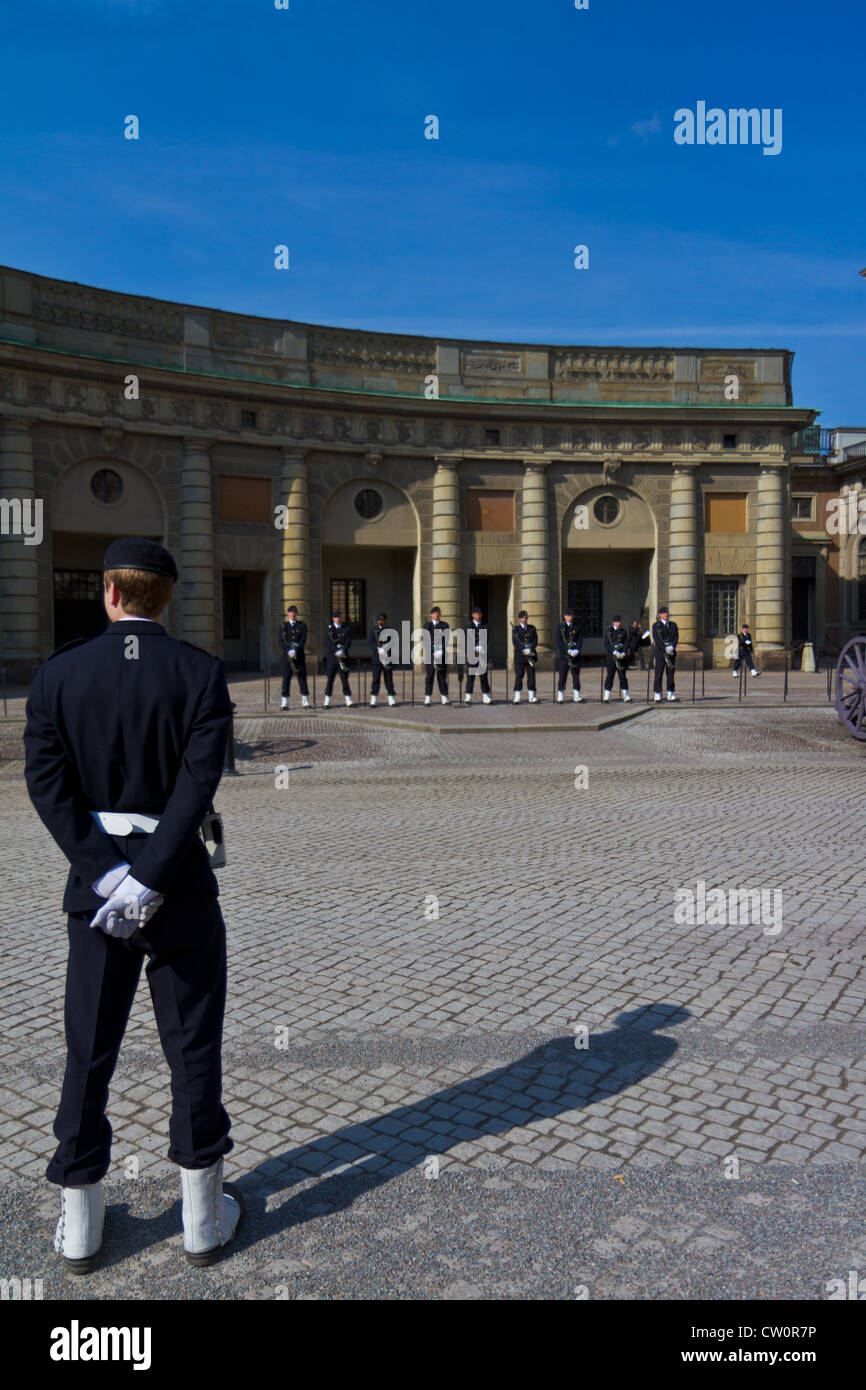 Wachablösung in Stockholms Königspalast. Militärdienst ist obligitory in Schweden. Stockfoto