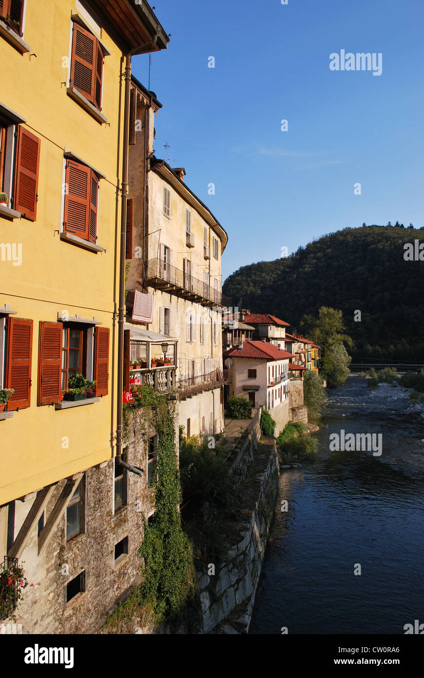 Häuser am Fluss in Varallo Sesia, Piemont, Italien Stockfoto