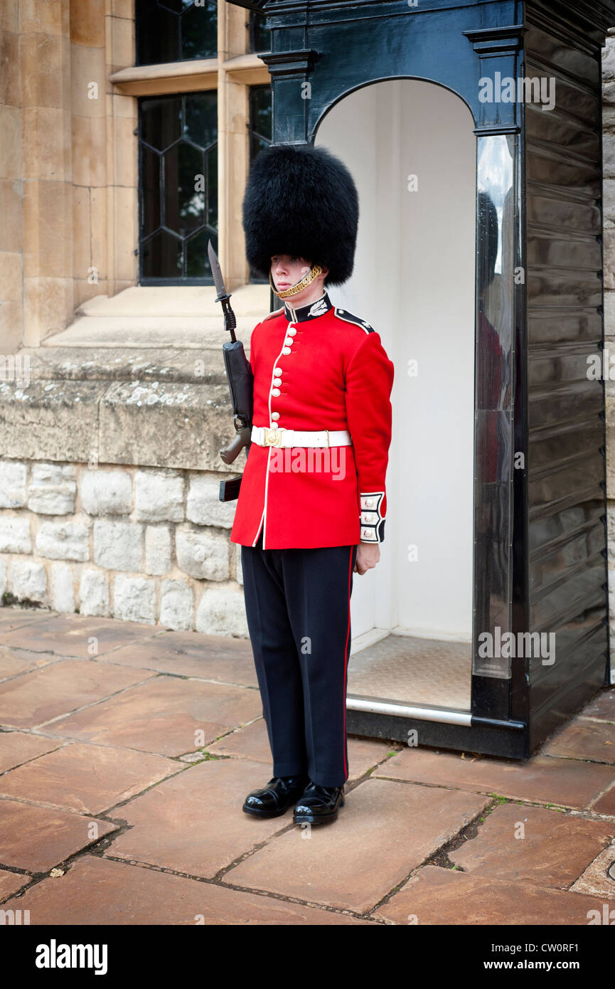 Ein einsamer Scots Wachhabende an der Tower of London, bewachen den Eingang zum Juwel-Haus, wo die Kronjuwelen aufbewahrt werden. UK Stockfoto