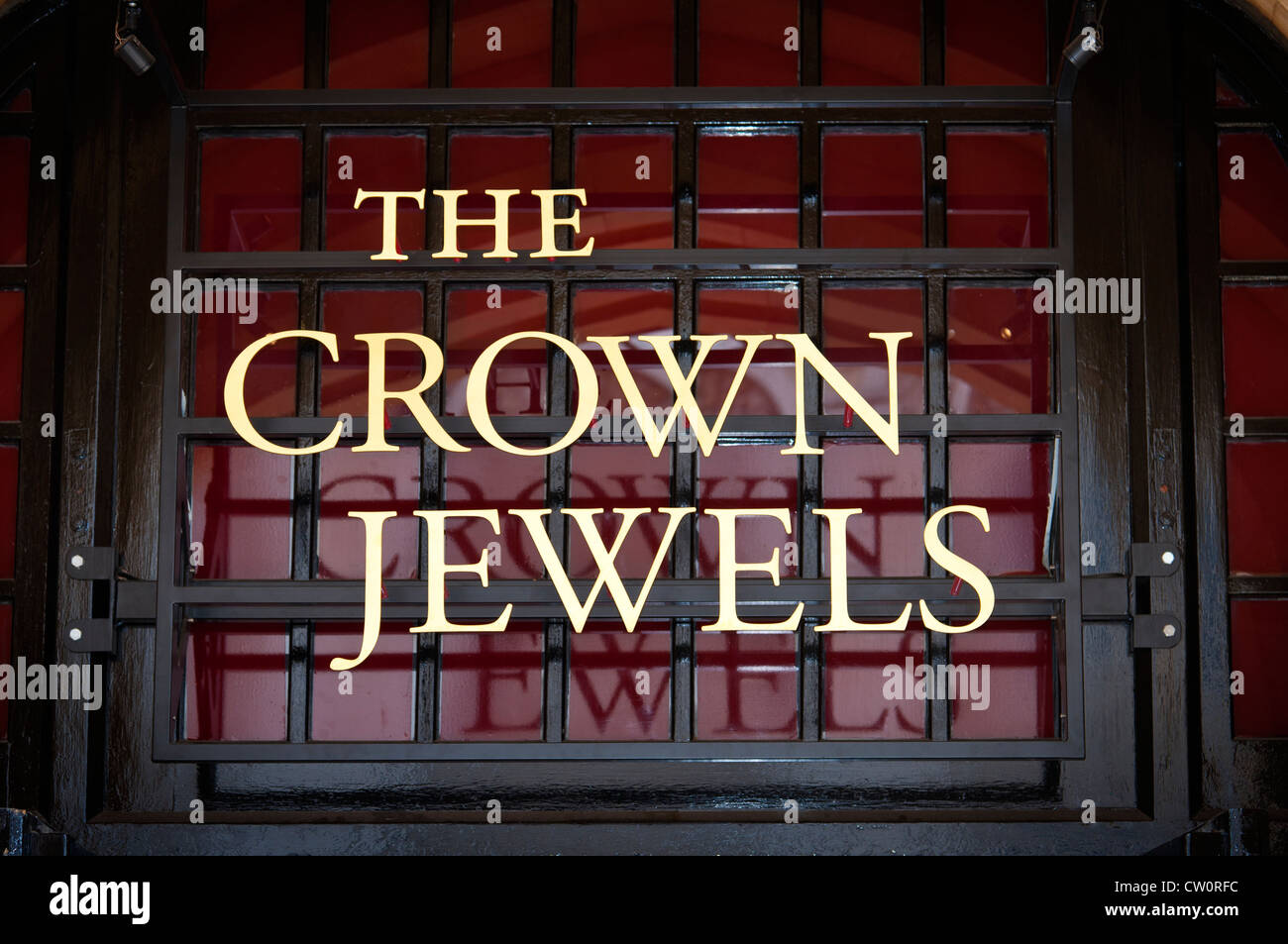 Die KRONJUWELEN signieren über dem Eingang des Juwelenhauses, in dem die Kronjuwelen bewacht und aufbewahrt werden. Tower of London Stockfoto