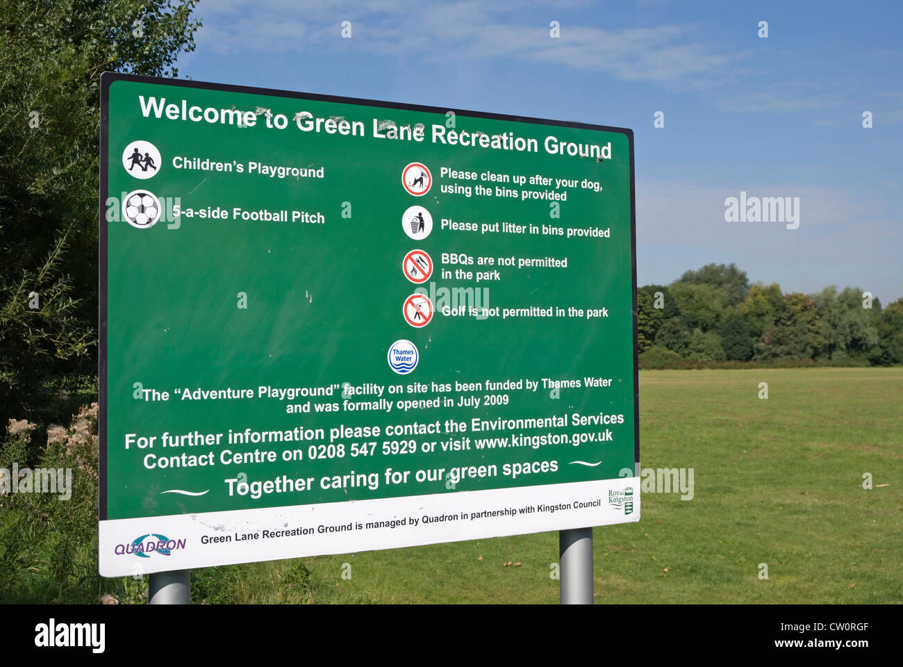Willkommens-Schild am grünen Gasse Spielgelände, new Malden, Surrey, england Stockfoto