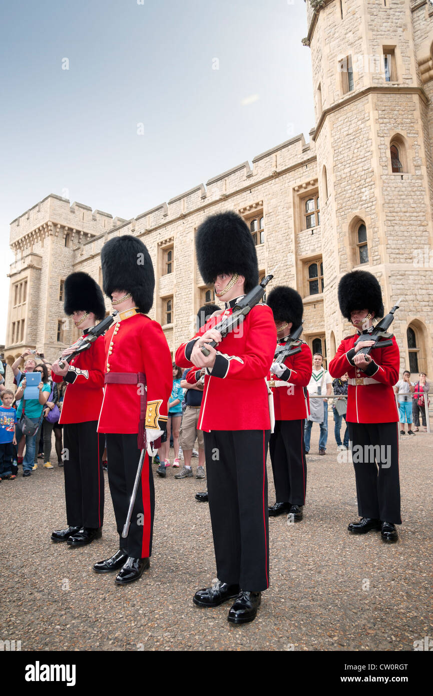 Royal Scots Guards vor dem Juwel-Haus während der Wachablösung. Tower of London UK Stockfoto