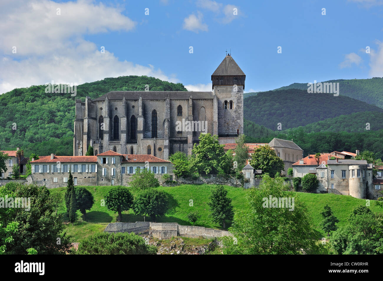 Blick über das Dorf und die Kathedrale von Saint-Bertrand-de-Comminges in Haute-Garonne, Midi-Pyrénées, Pyrenäen, Frankreich Stockfoto