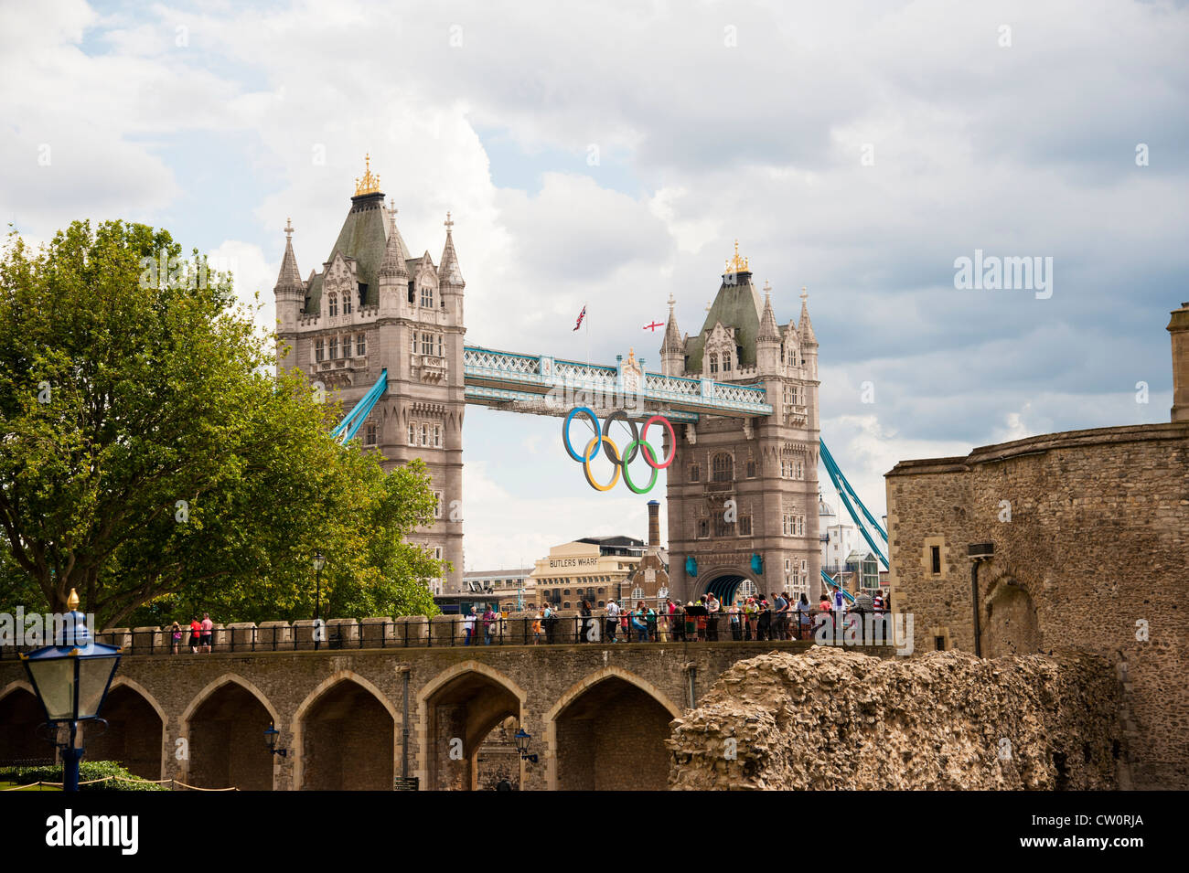 Tower Bridge mit olympischen Ringen vom Turm von London aus gesehen. England Großbritannien Stockfoto