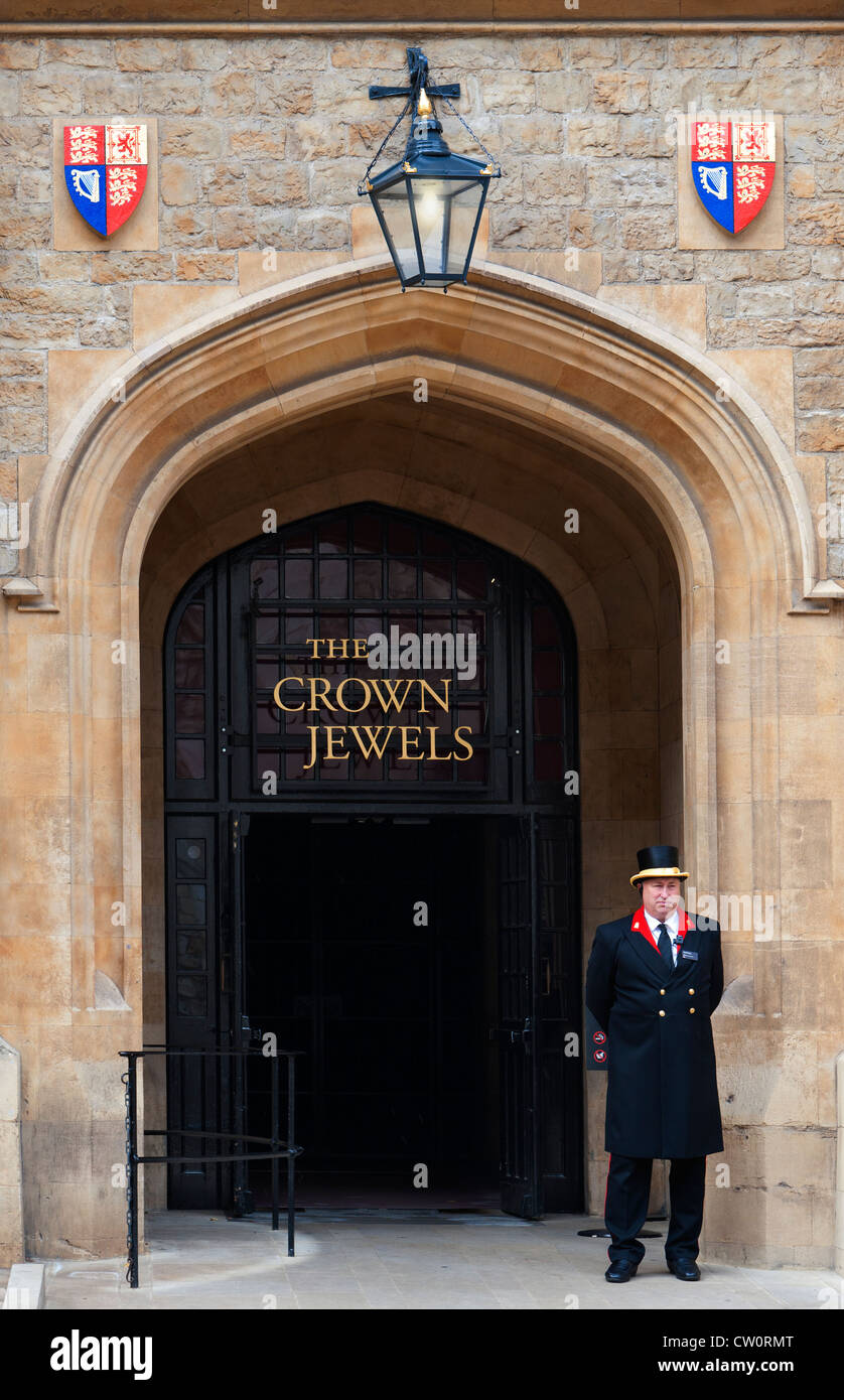 Entree zum Juwel-Haus auf dem Tower of London, wo die Kronjuwelen, auf dem Display aufbewahrt werden. London England UK Stockfoto