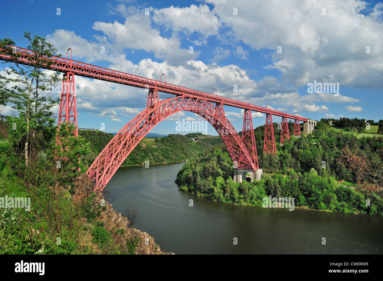 Garabit-Viadukt / Viaduc de Garabit, Eisenbahn arch Brücke über den Fluss Truyère in der Nähe von Ruynes En Margeride, Frankreich Stockfoto