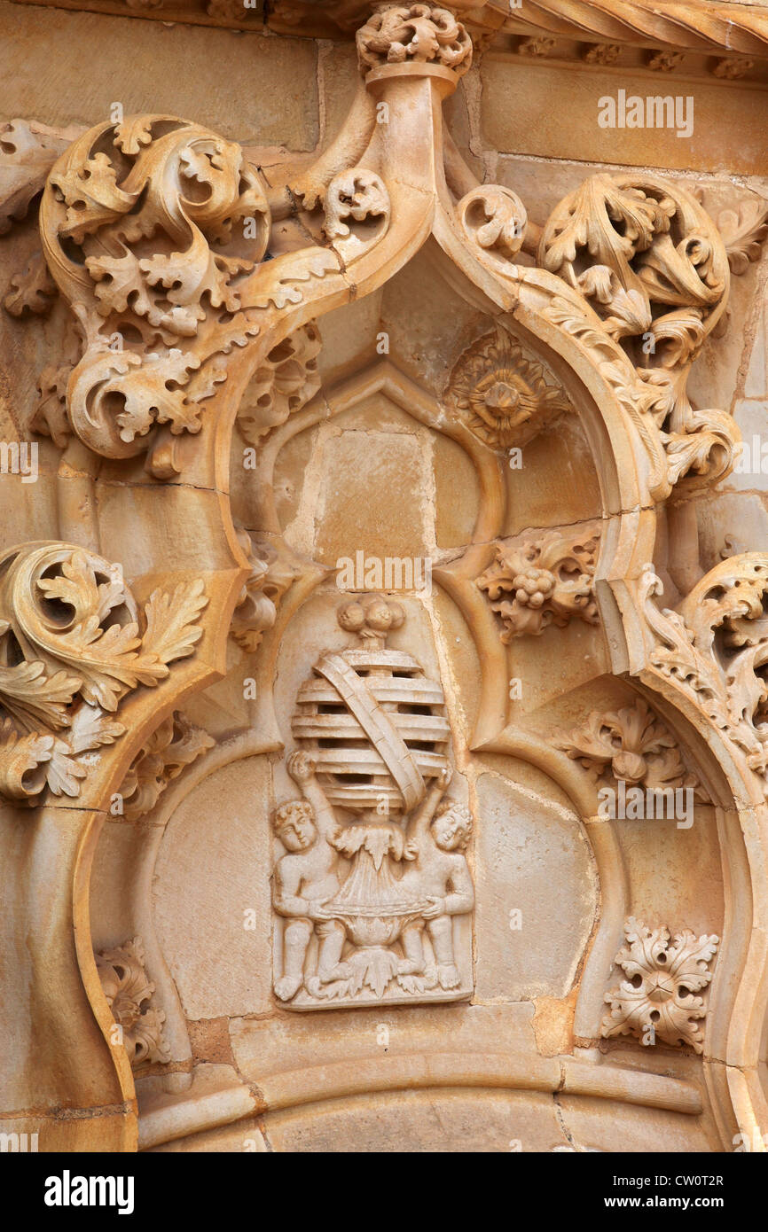 Portugals Armillarsphäre Symbol über dem Haupteingang des Convento de Cristo in Tomar, Portugal. Stockfoto