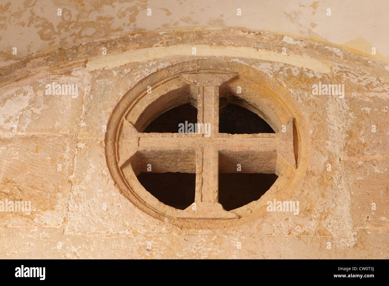 Rundfenster, abgedeckt durch ein Templer Kreuz an dem Convento de Cristo in Tomar, Portugal. Stockfoto