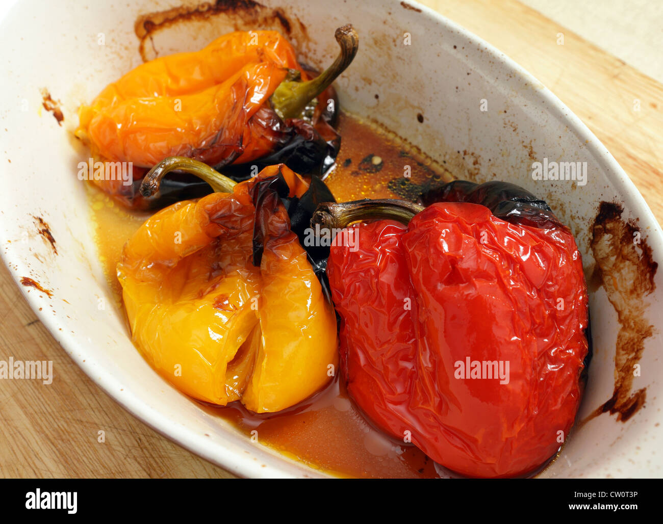 Kocheinsatz mit gerösteten gelb, orange und rote Paprika. Stockfoto