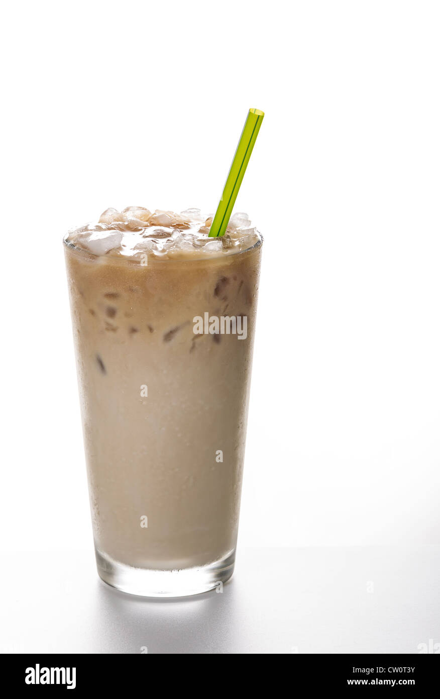 Frischer Eiskaffee mit grünen Stroh auf weißem Hintergrund Stockfoto
