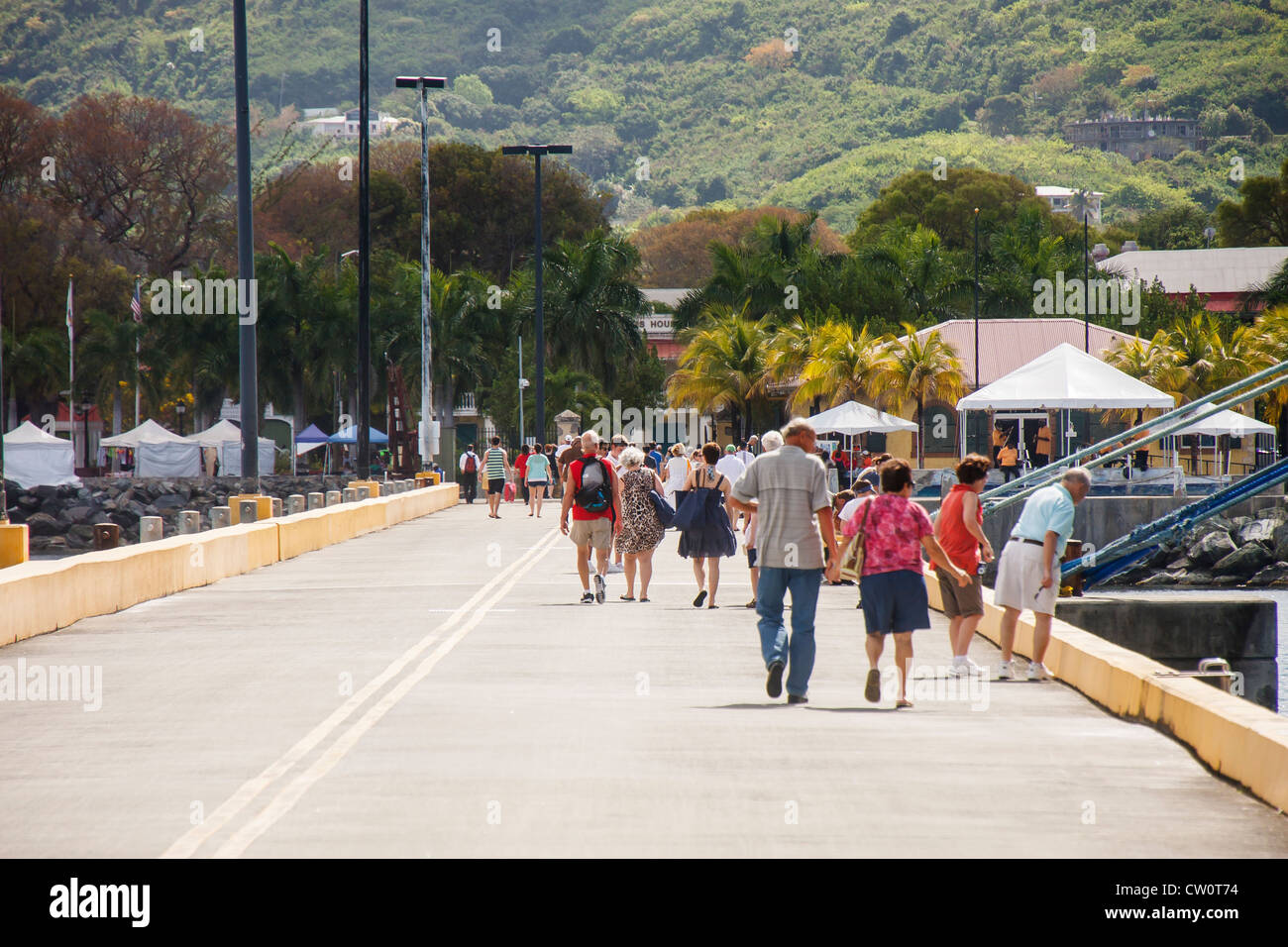 Touristen zu Fuß hinauf ein Betonpfeiler in Richtung St. Croix Stockfoto