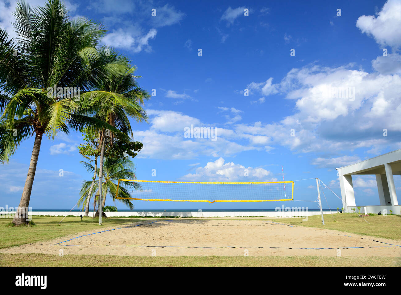 Das Beachvolleyball-Feld haben blauen Himmel Hintergrund sein. Stockfoto