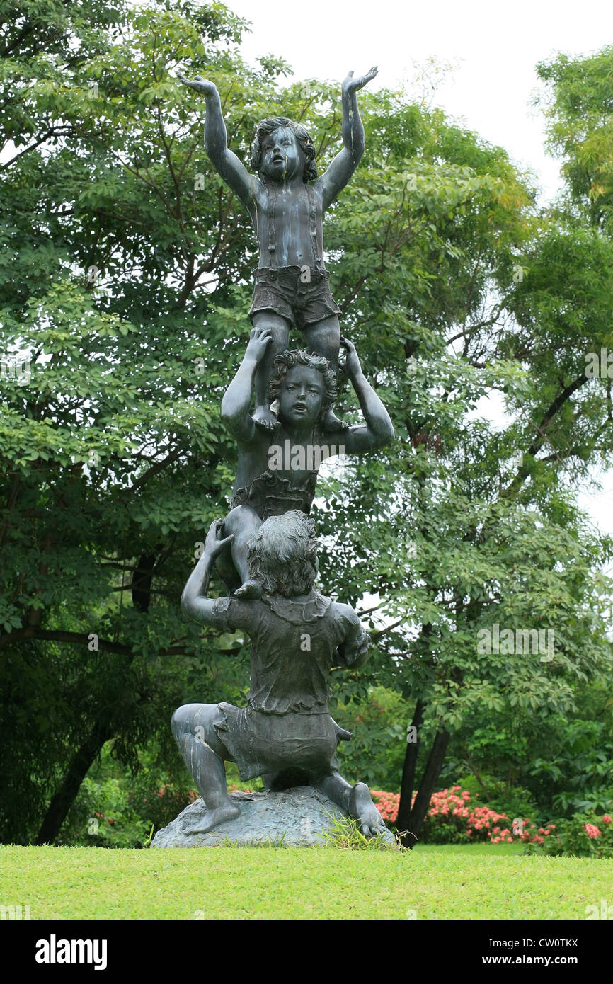 Schwarze Statue des Kinder-Pyramide im Garten Stockfoto