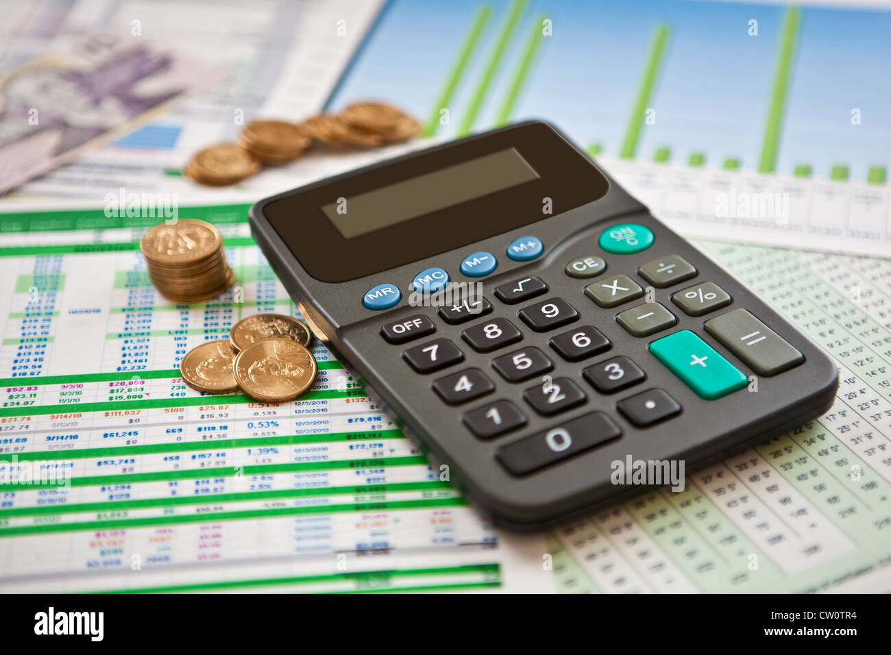 Rechner und Geld auf Business-Grafiken, Diagramme, Budgets und Tabellen Stockfoto