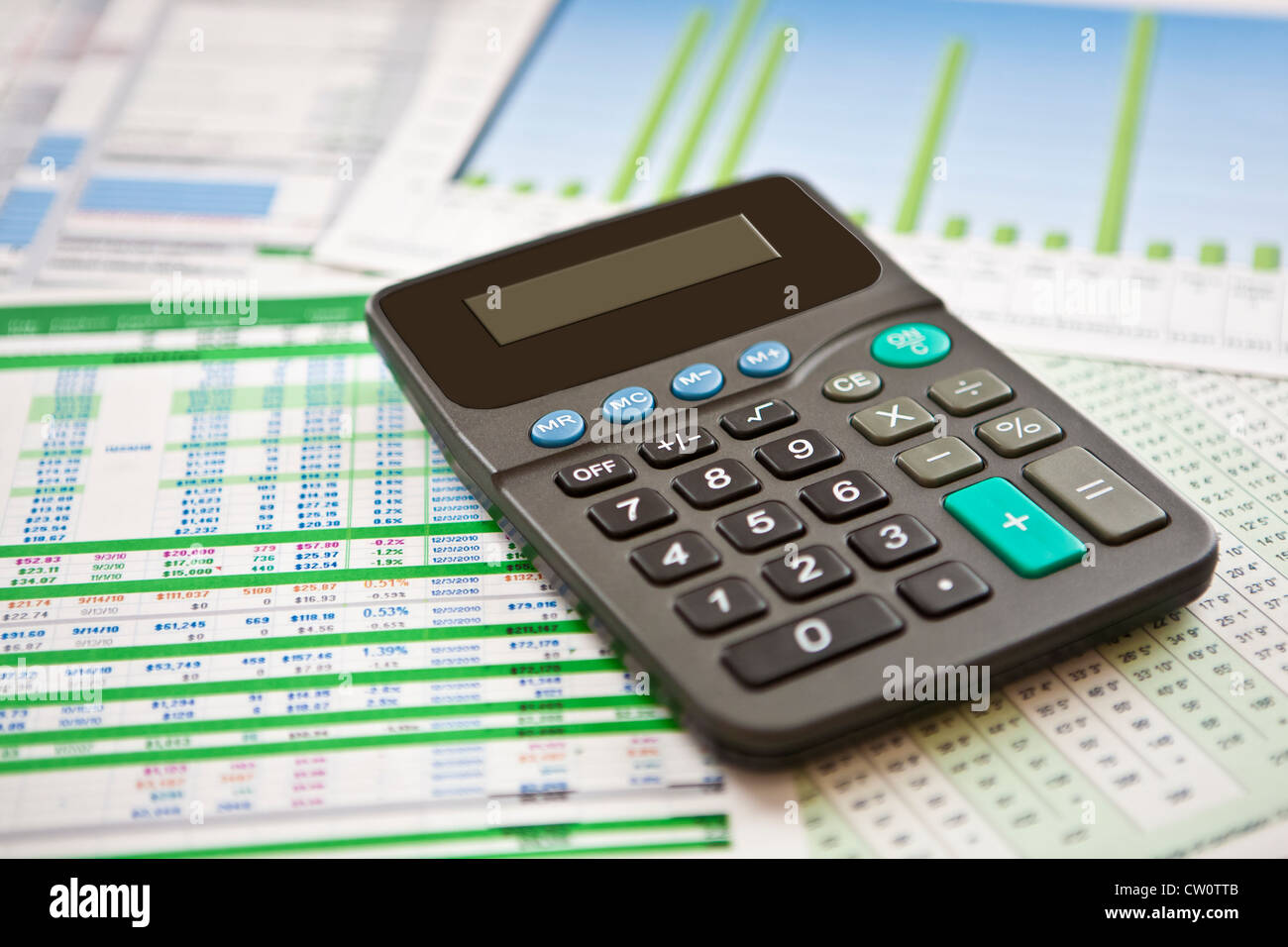Rechner auf Business-Grafiken, Diagramme, Budgets und Tabellen Stockfoto