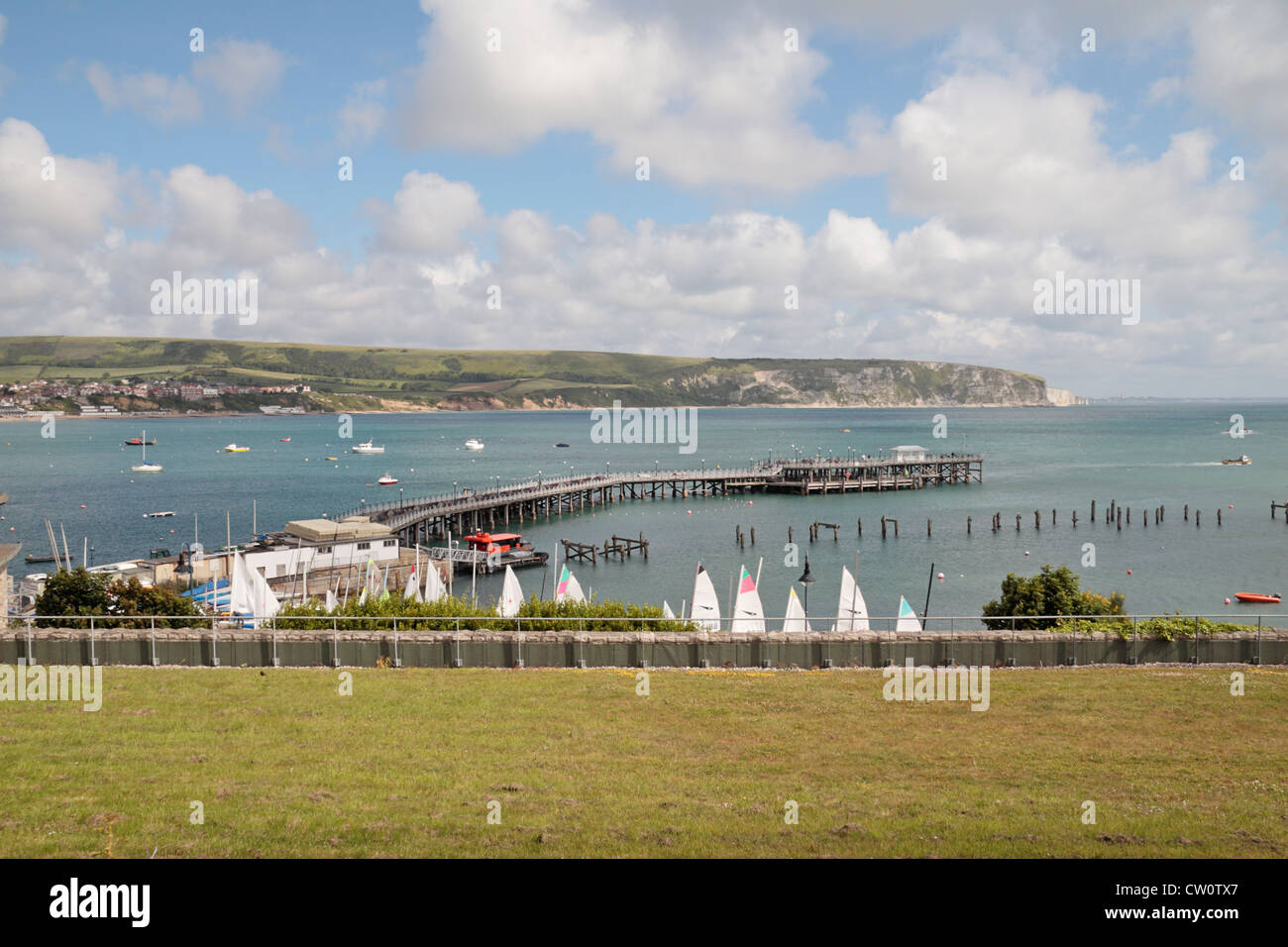 Blick auf Swanage Pier und Swanage Bay von Peveril Point, Dorset, UK. Stockfoto