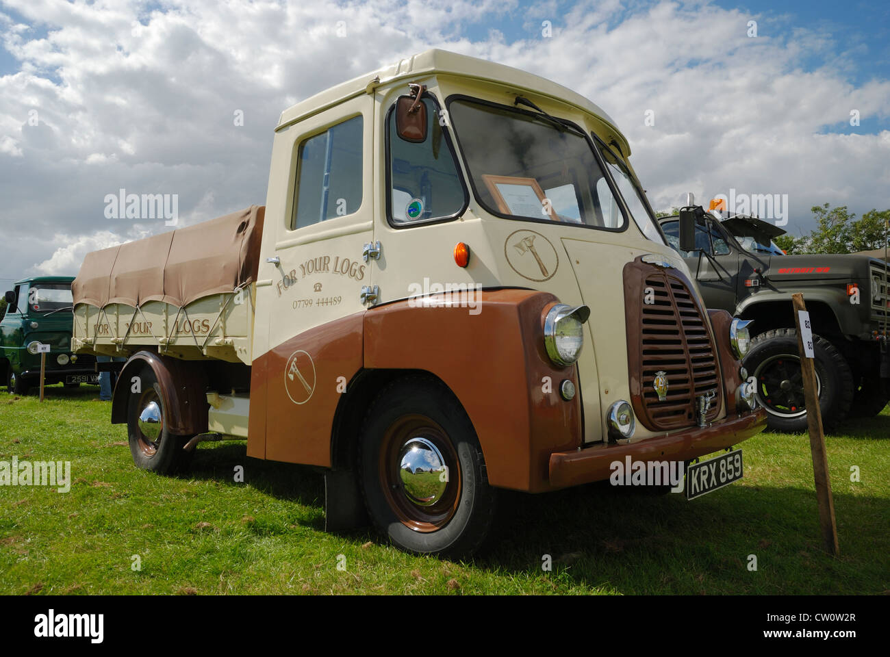 Ein 1955 Morris eine Tonne schweren flache Lastwagen (2,2 Liter) auf dem Display an der Heckington Show, Lincolnshire, England. Stockfoto