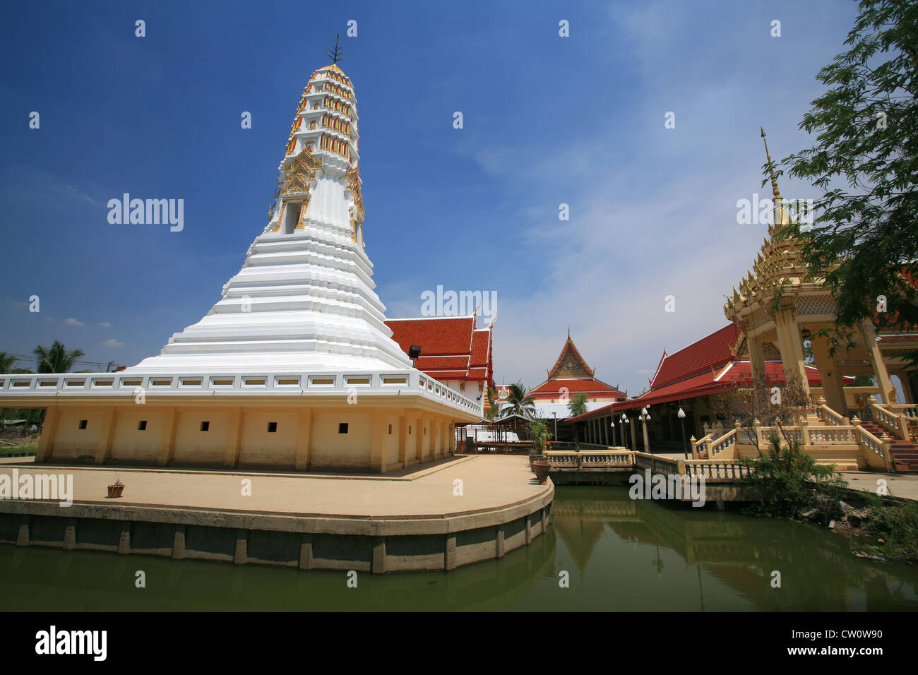 Architekturlandschaft der weißen Pagode und Buddhistische Schreine am Teich am Wat Palelai in der Provinz Nonthaburi, Thailand Stockfoto
