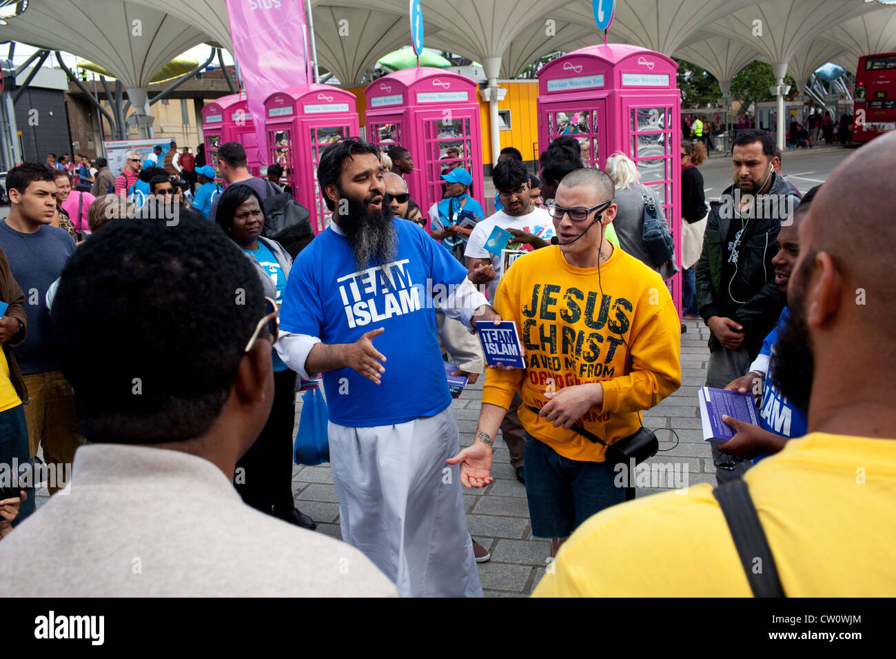 Christliche und muslimische Prediger in Stratford Busbahnhof, Stratford, London, UK während der Olympischen Spiele 2012 in London. Stockfoto