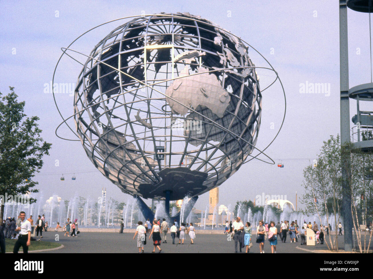 Original Foto in 1964 berücksichtigt. Die unisphere im Jahre 1964 in New York World's Fair mit Fußgängern. Quelle: 35 MM TRANSPARENZ Stockfoto
