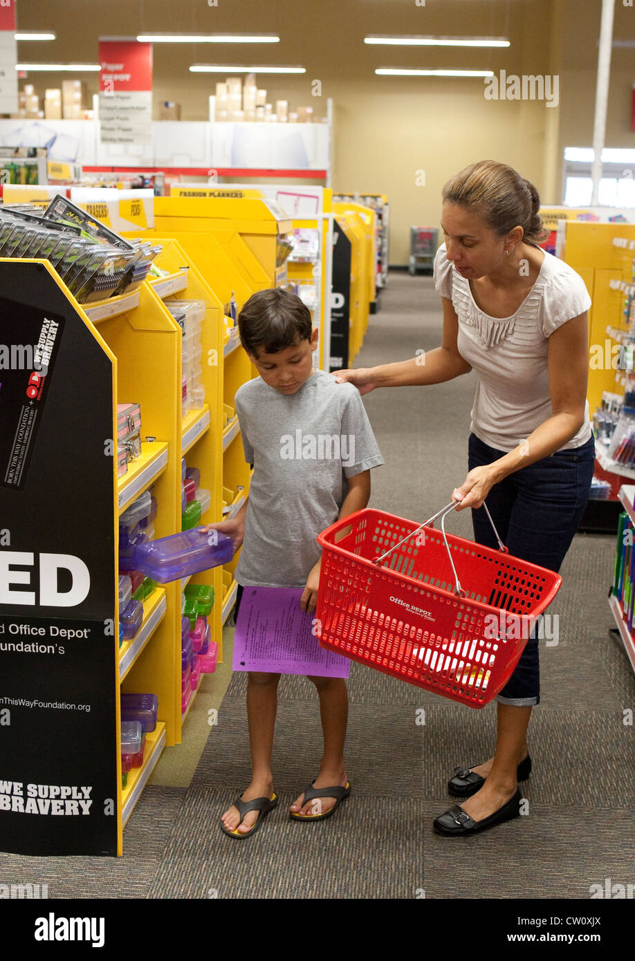 Hispanische Mama nimmt ihr 8-jähriger mexikanisch-amerikanischen Sohn für die dritte Klasse Grundschule Versorgung im Store einkaufen Stockfoto