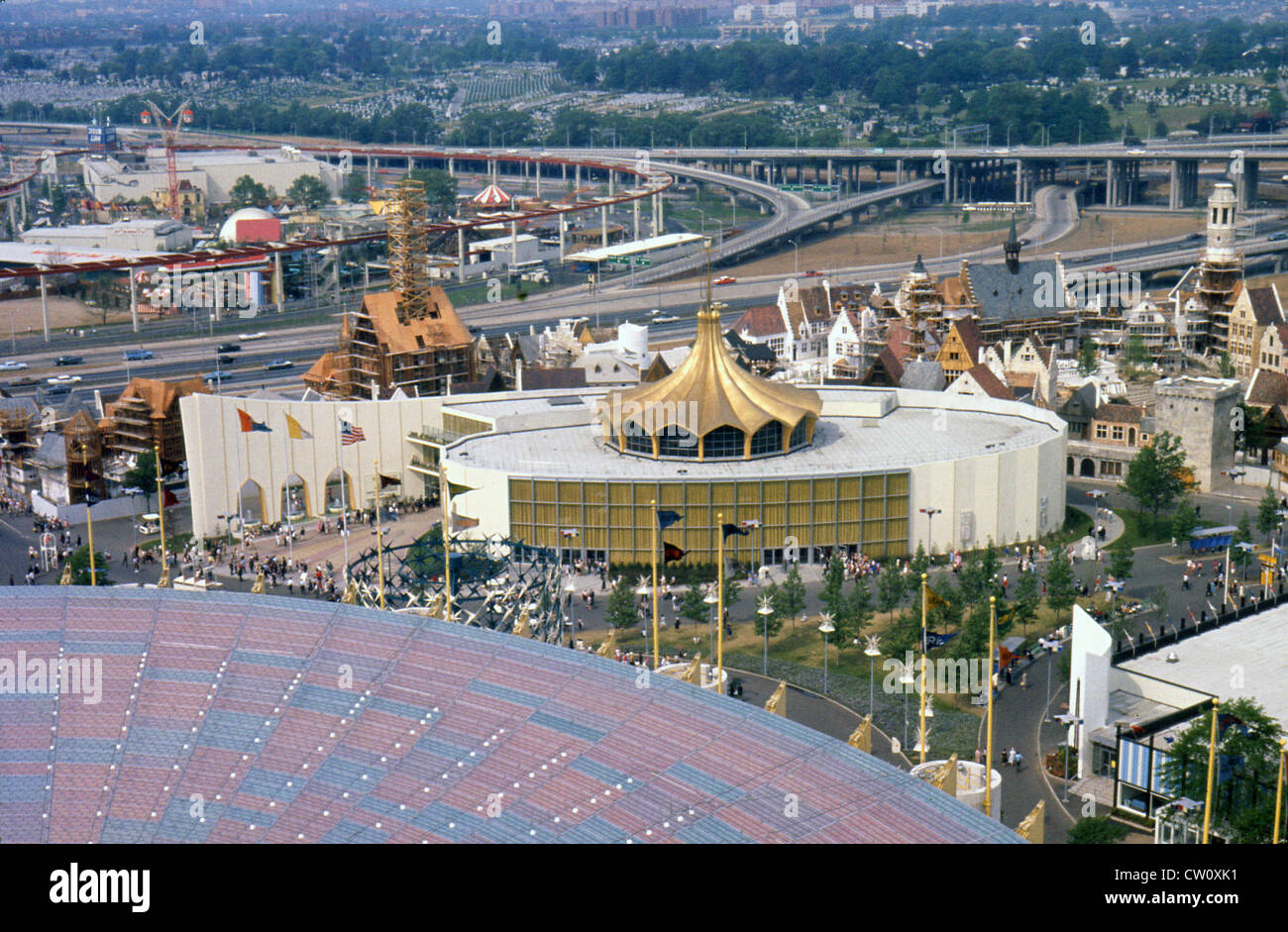 Originalfoto aus dem Jahr 1964. 1964 New York World's Fair, Vatikan Pavillon vom New York Pavilion Tower. Stockfoto