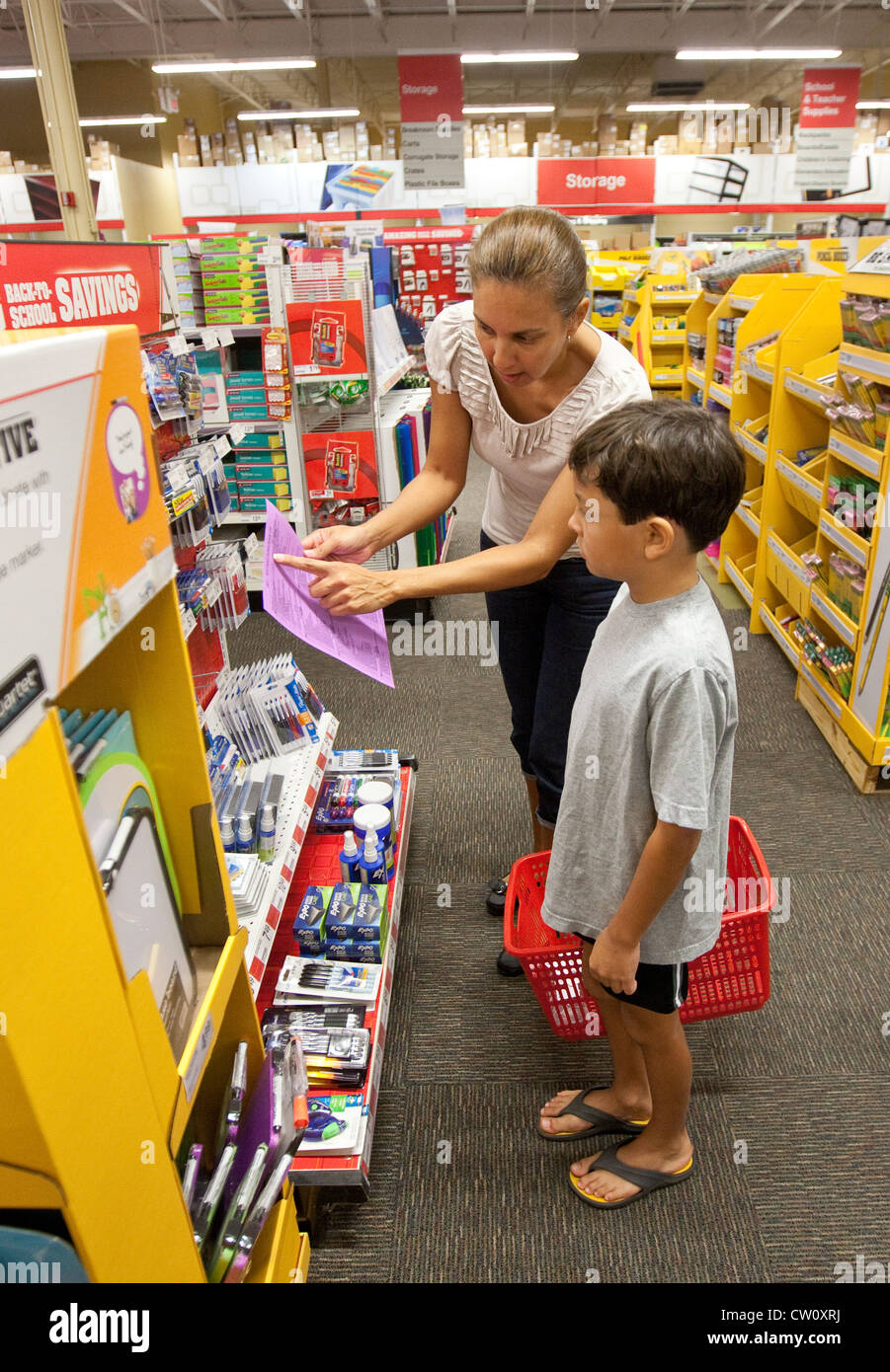 Hispanische Mama nimmt ihr 8-jähriger mexikanisch-amerikanischen Sohn für die dritte Klasse Grundschule Versorgung im Store einkaufen Stockfoto