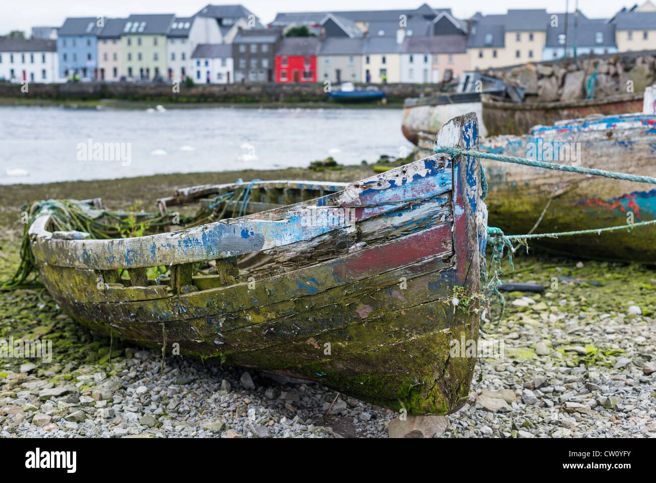 Alte Boote in der Nähe der Claddagh mit Long Walk und alten Kais an der Rückseite, die Stadt Galway, Irland. Stockfoto