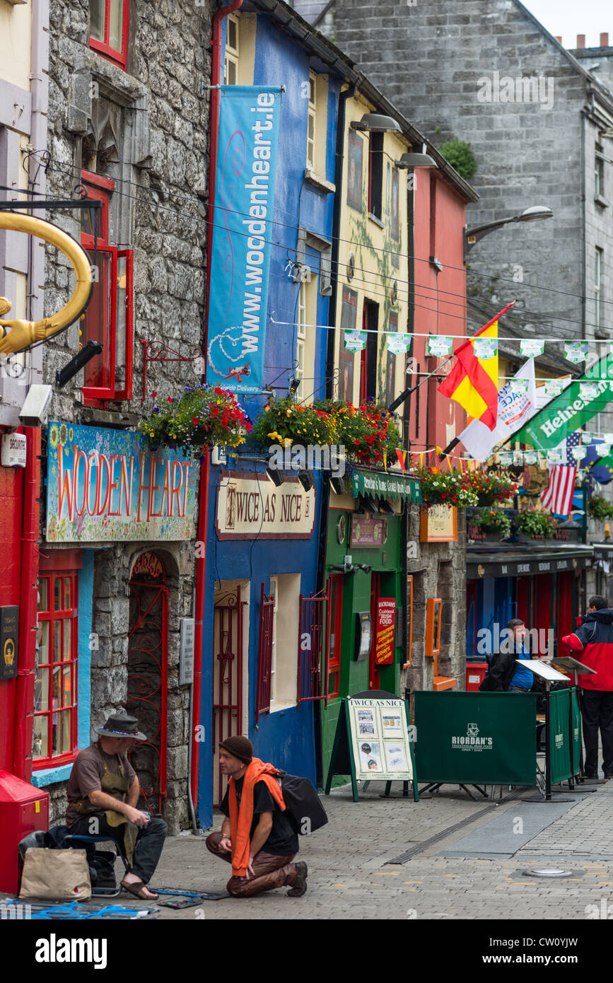 Bunte Geschäfte im Quartier Latin, der Stadt Galway, County Galway, Irland. Stockfoto