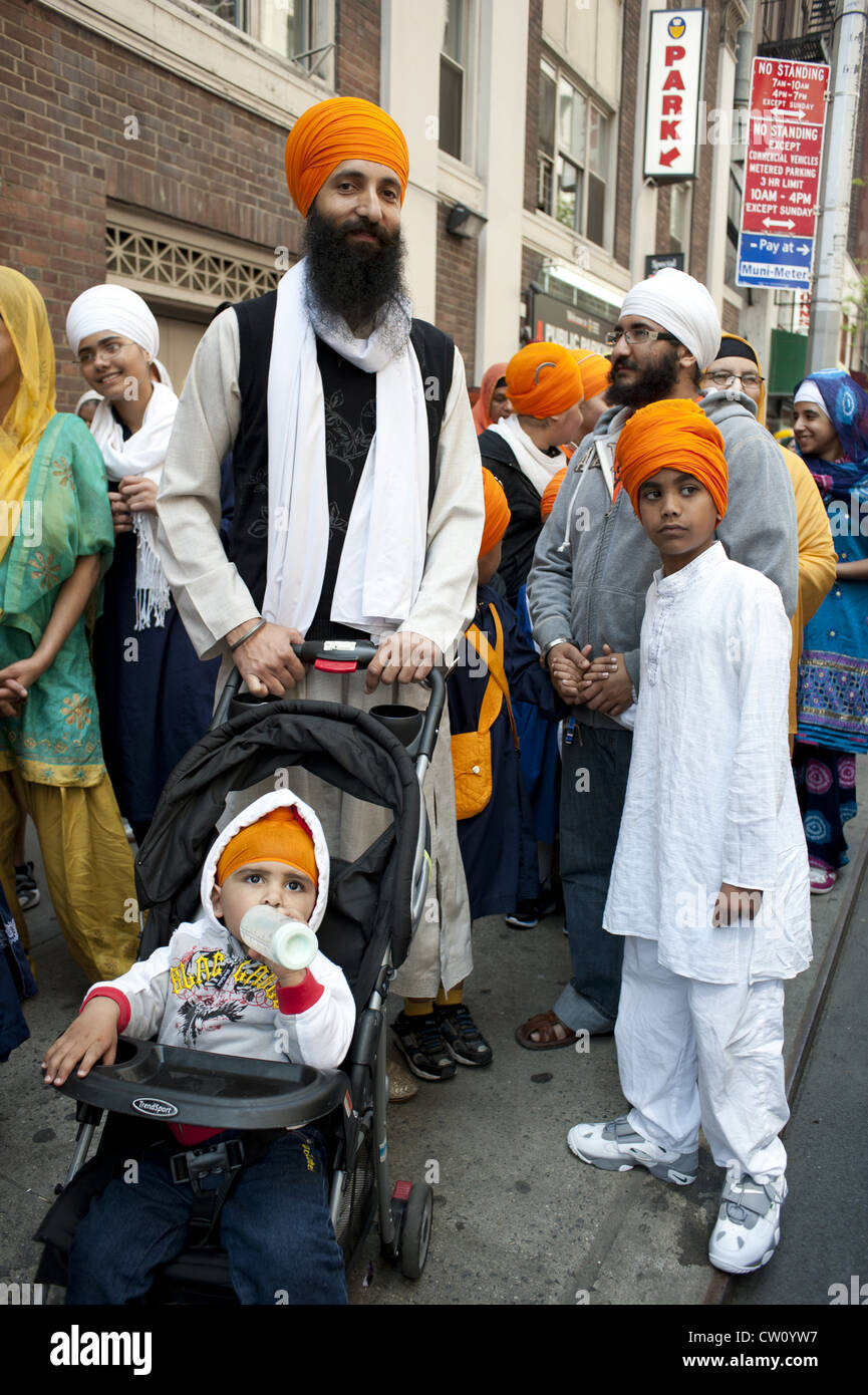 Sikh Familien besuchen die 25. jährliche Sikh Day Parade auf der Madison Avenue Stockfoto