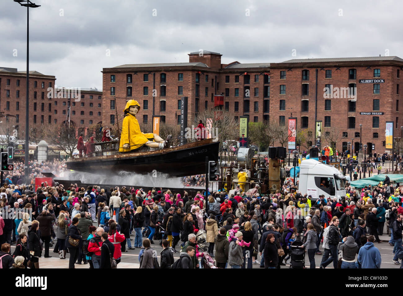 Kleine Mädchen-Riesen machen ihren Weg durch die Innenstadt von Liverpool als Teil der Straßentheater 3-Tages-Veranstaltung. Stockfoto