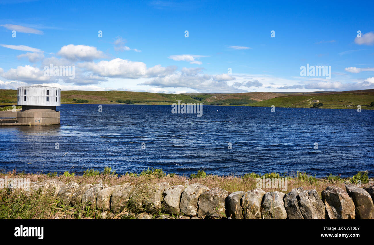 Grimwith Reservoir mit Ventil-Turm. Im Besitz von Yorkshire Water und befindet sich in der Yorkshire Dales National Park UK Stockfoto