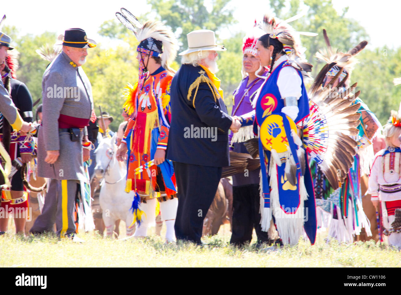 Handshake, 1867 Vertrag von Medicine Lodge Reenactment, Vertrag Pageant, Peace Memorial Park, in der Nähe von Medicine Lodge, KS, USA Stockfoto