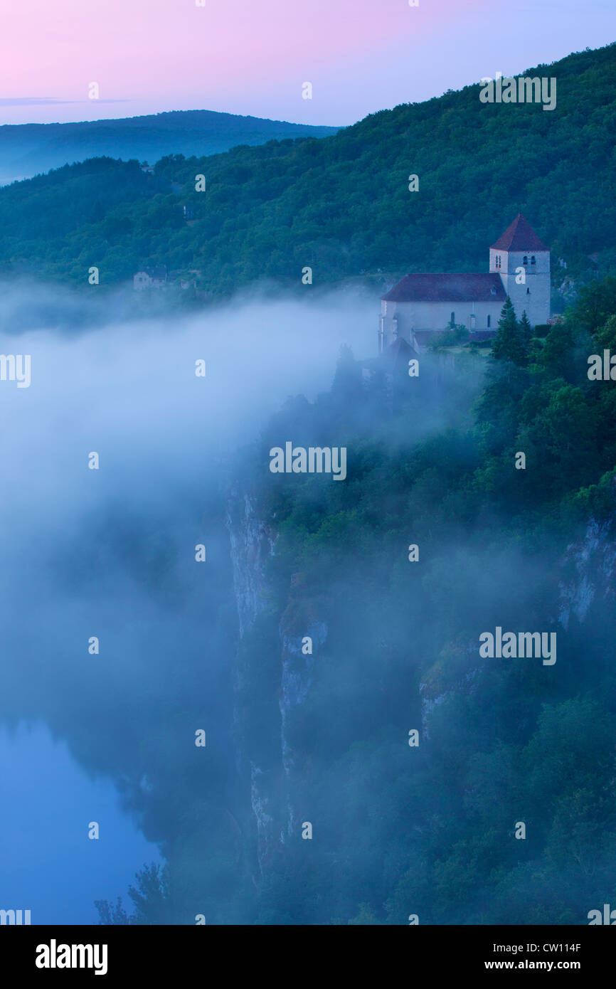 Misty Dawn über Saint Cirq Lapopie, Lot-Tal, Midi-Pyrenäen, Frankreich Stockfoto