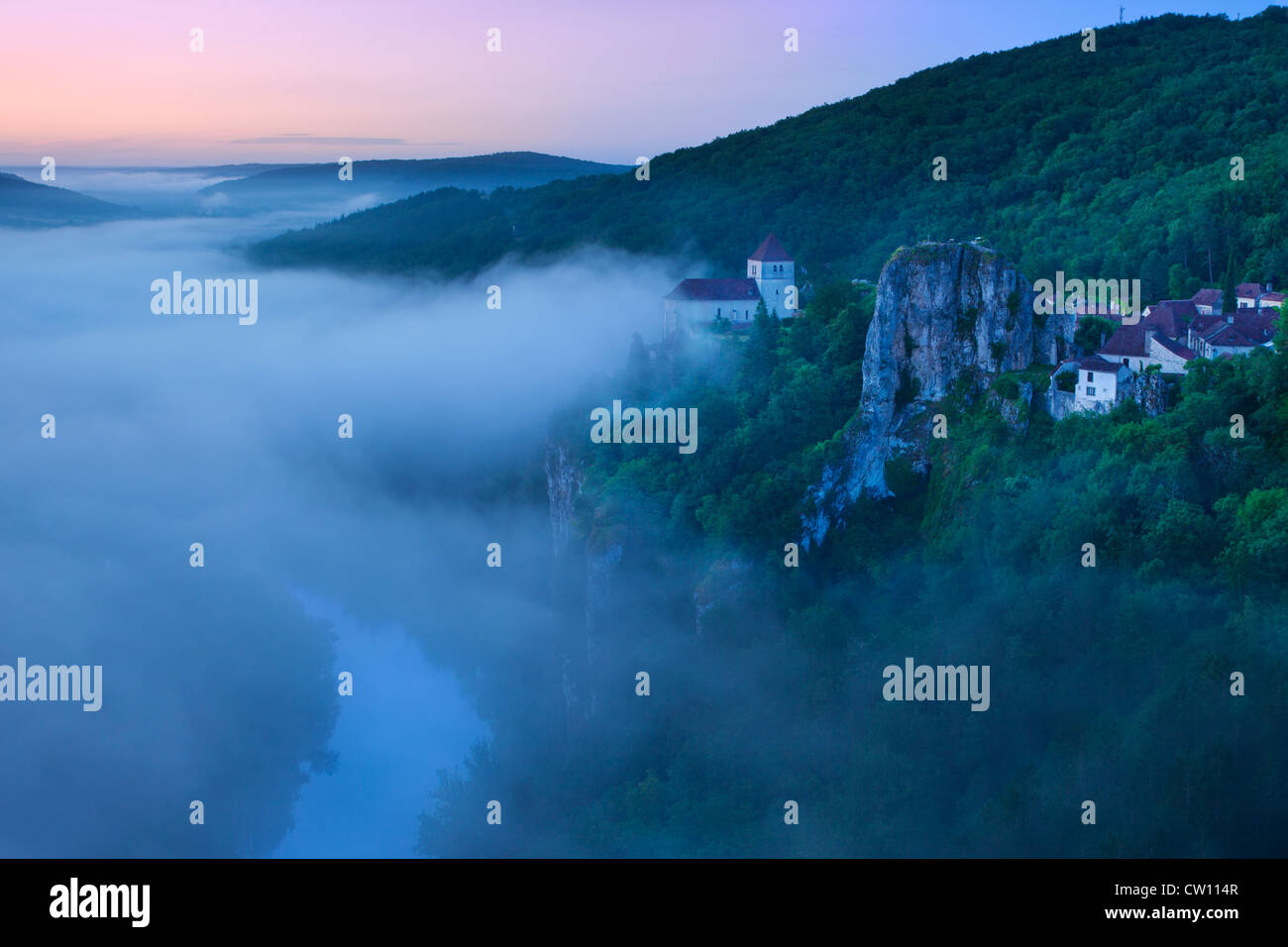 Misty Dawn über Saint Cirq Lapopie, Lot-Tal, Midi-Pyrenäen, Frankreich Stockfoto