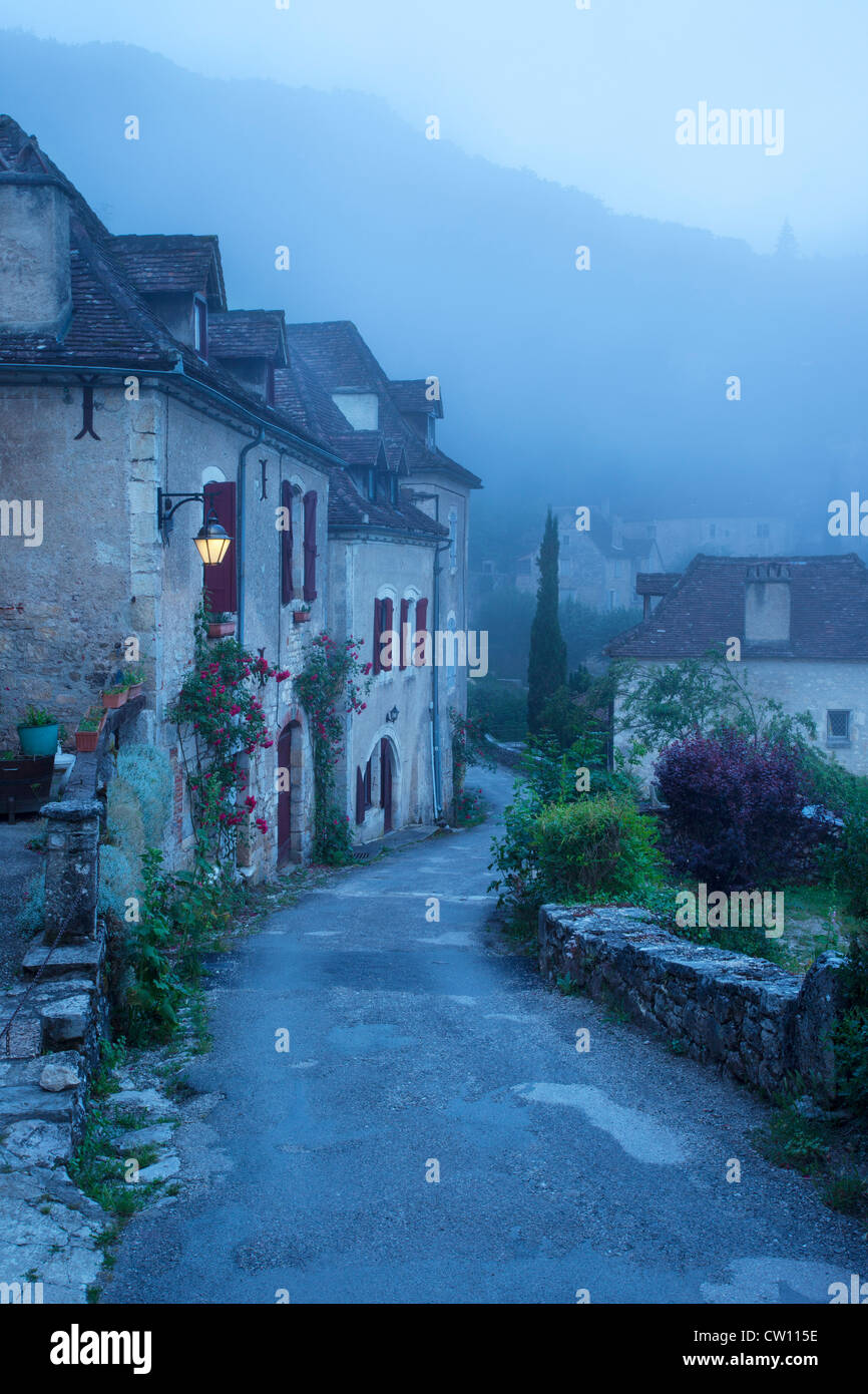 Nebligen Morgendämmerung am Eingangstor nach Saint Cirq Lapopie, Lot-Tal, Midi-Pyrenäen, Frankreich Stockfoto