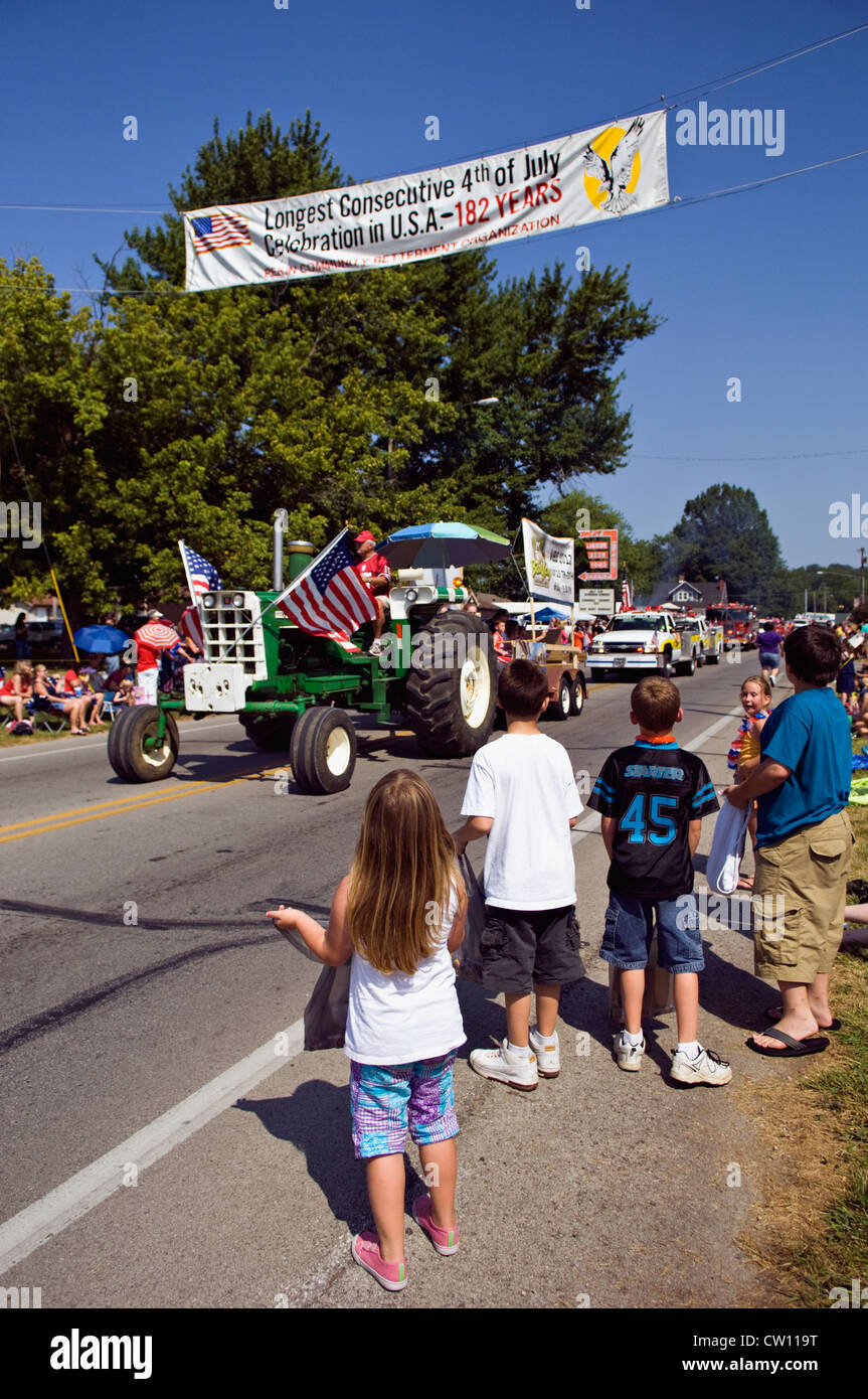 Kinder, die gerade Independence Day Parade im neuen Pekin, Indiana