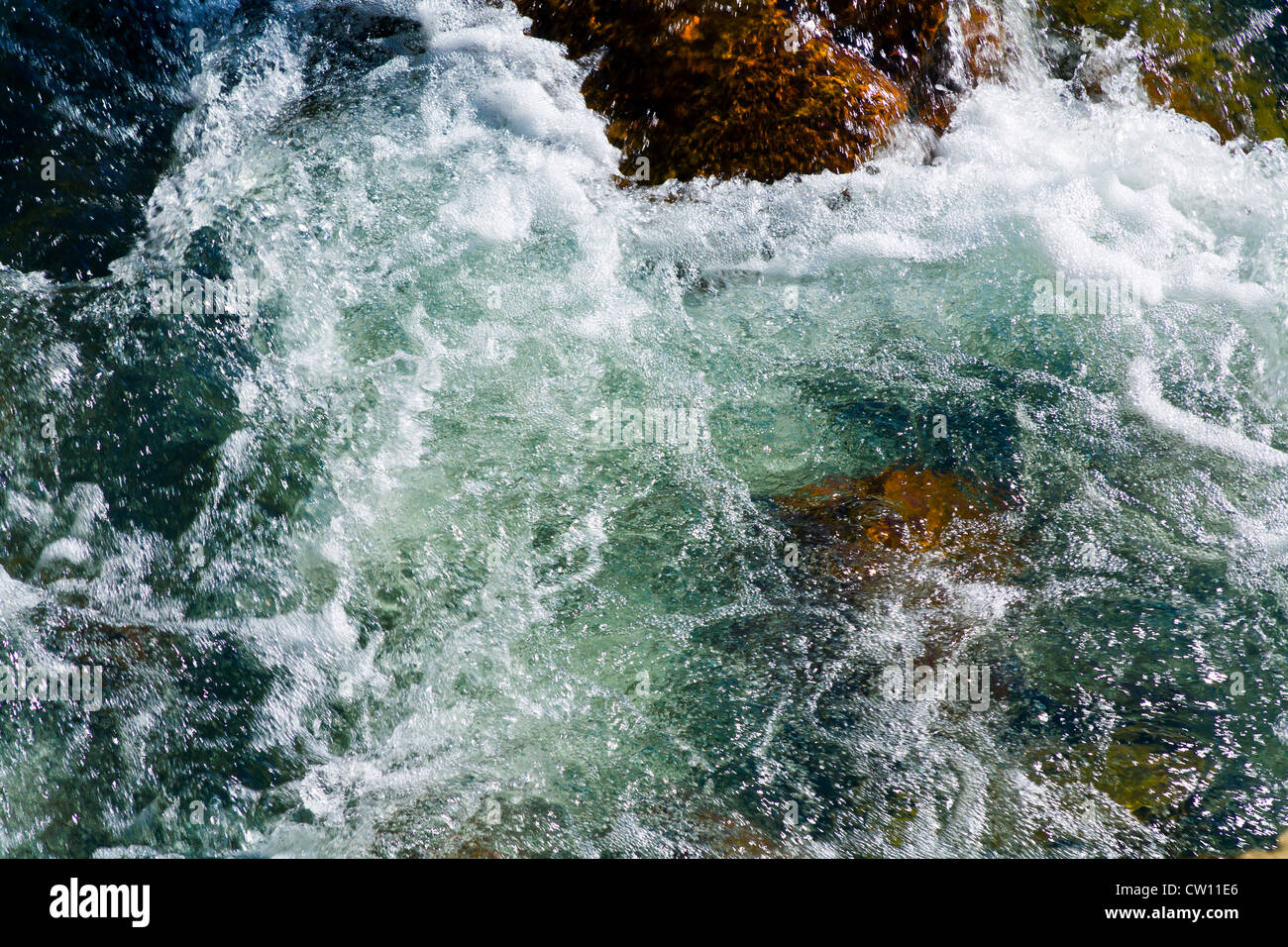 Summit County, Colorado: Ten Mile Creek Kaskaden über Felsen, wie sie zwischen Copper Mountain und Frisco fließt. Stockfoto