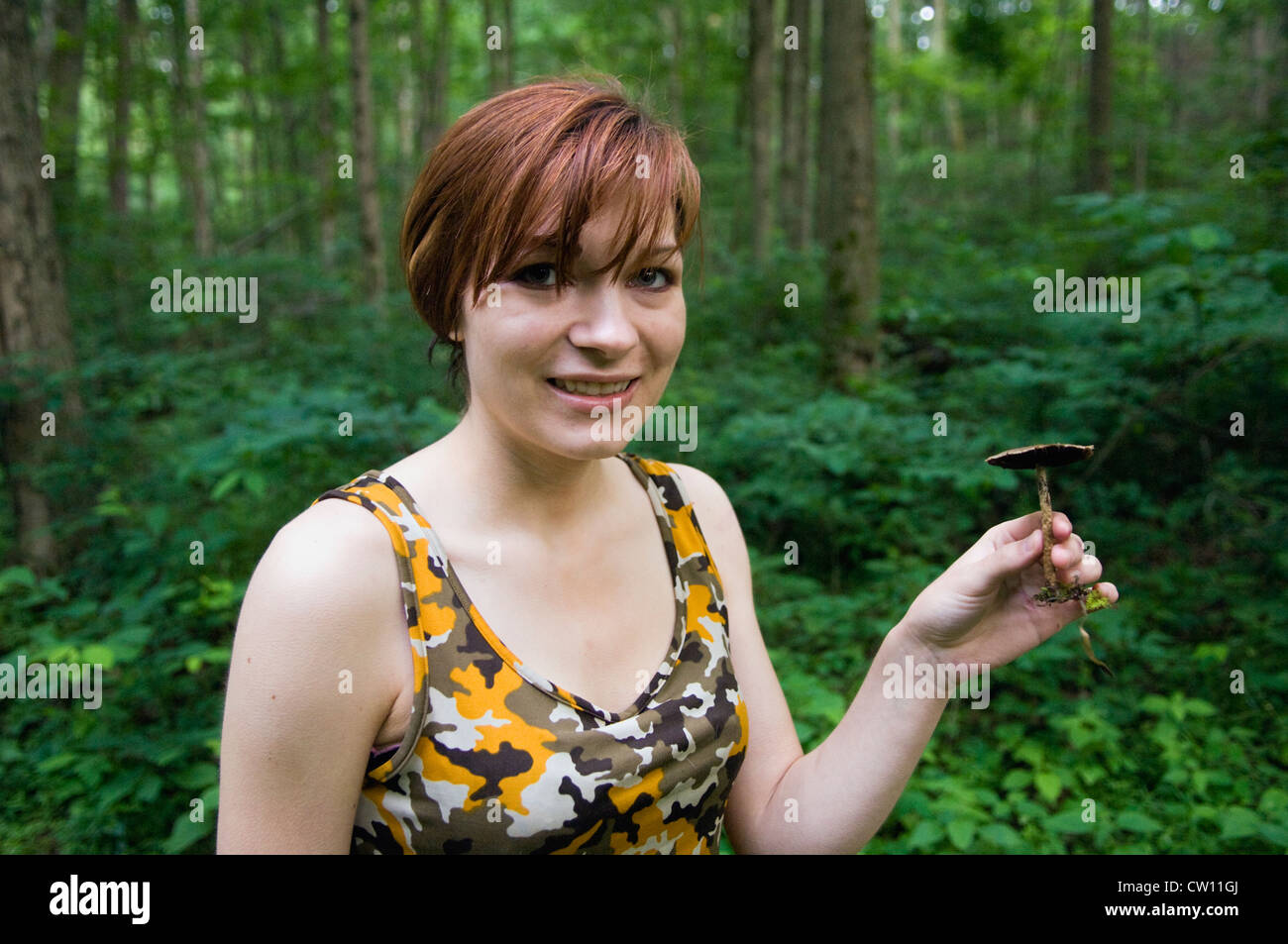 Junge Frau, die Kommissionierung Pilz zur Identifizierung am Mount Saint Francis in Floyd County, Indiana Stockfoto