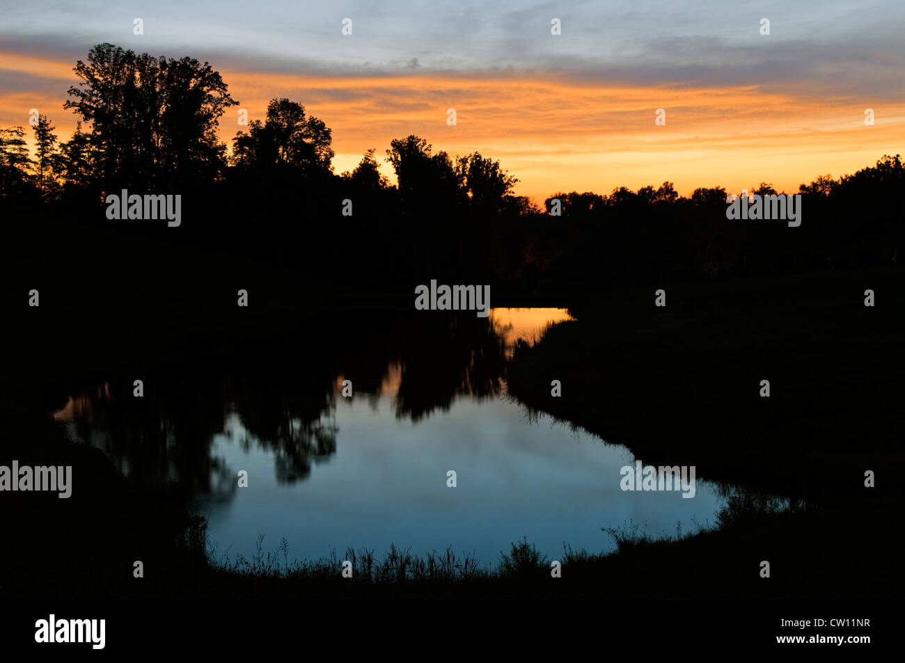 Sonnenuntergang im See in Floyd County, Indiana widerspiegelt Stockfoto