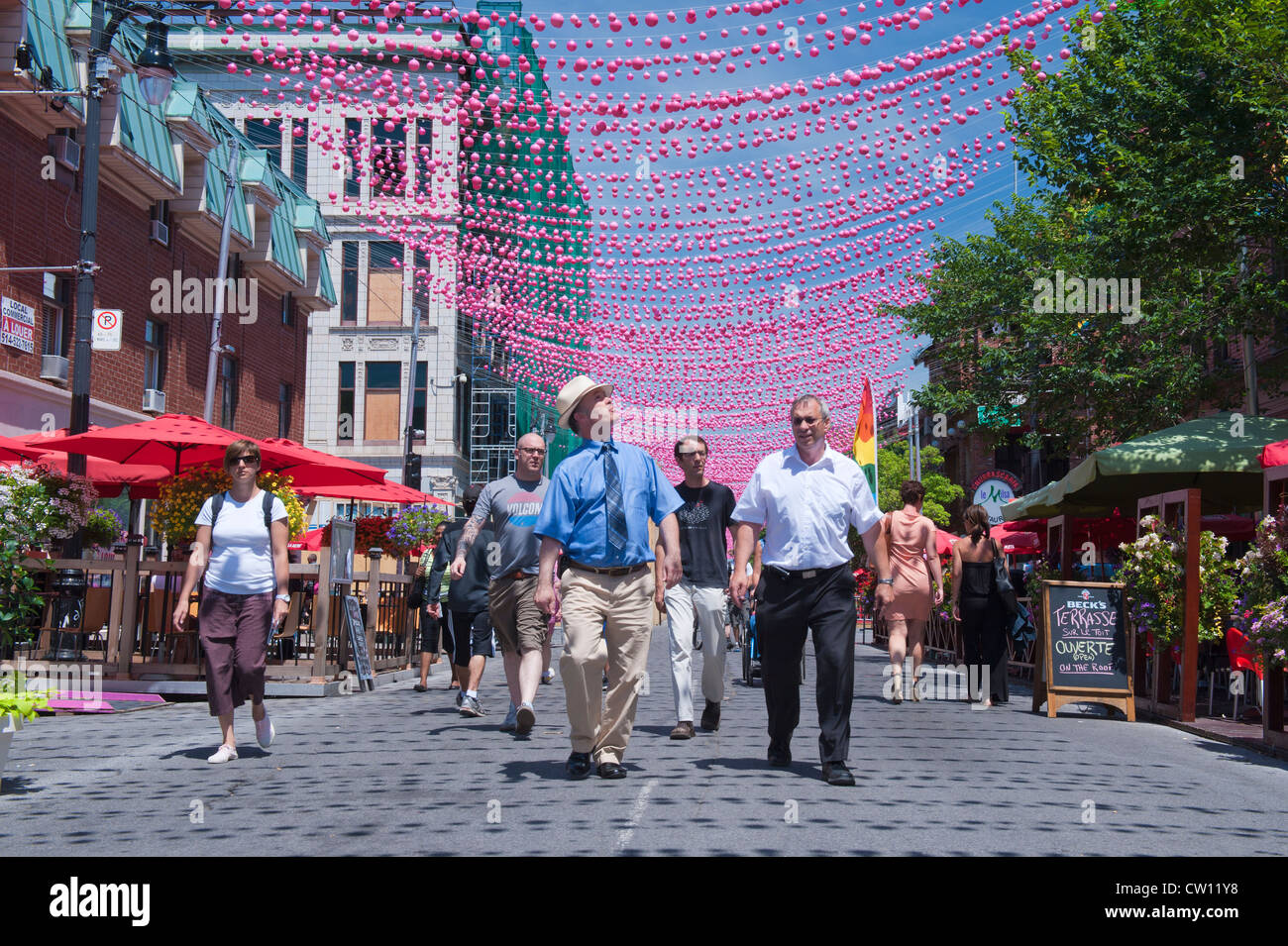 Fußgänger auf einem Teil Ste Catherine Street, die in den Sommermonaten für Autos gesperrt ist. Gay Village, Montreal. Stockfoto