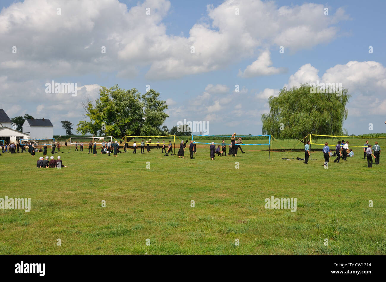 Amische Jugendliche Aktivität am Sonntag, Amish Country in Pennsylvania, USA - Volleyball spielen Stockfoto