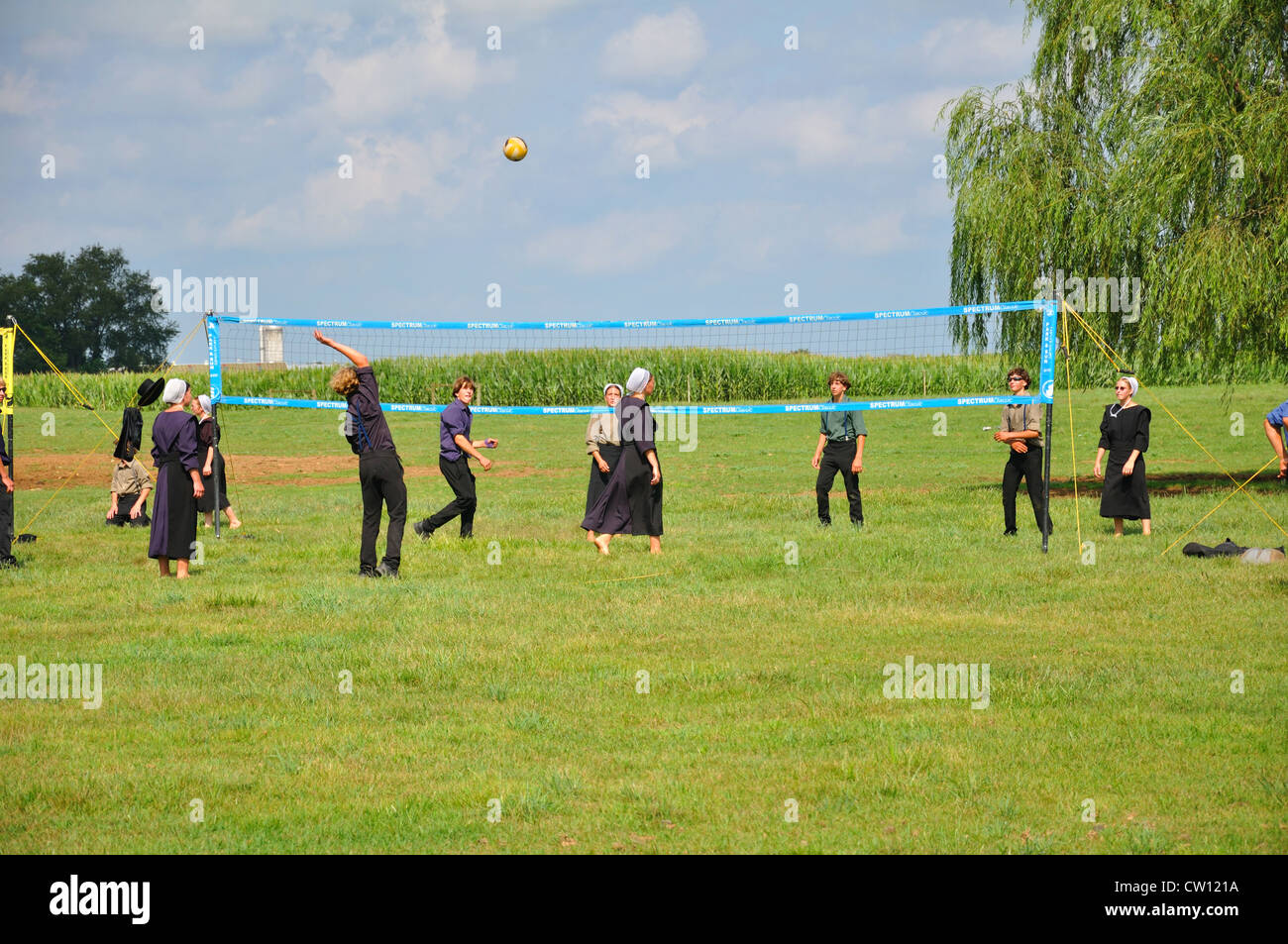 Amische Jugendliche Aktivität am Sonntag, Amish Country in Pennsylvania, USA - Volleyball spielen Stockfoto