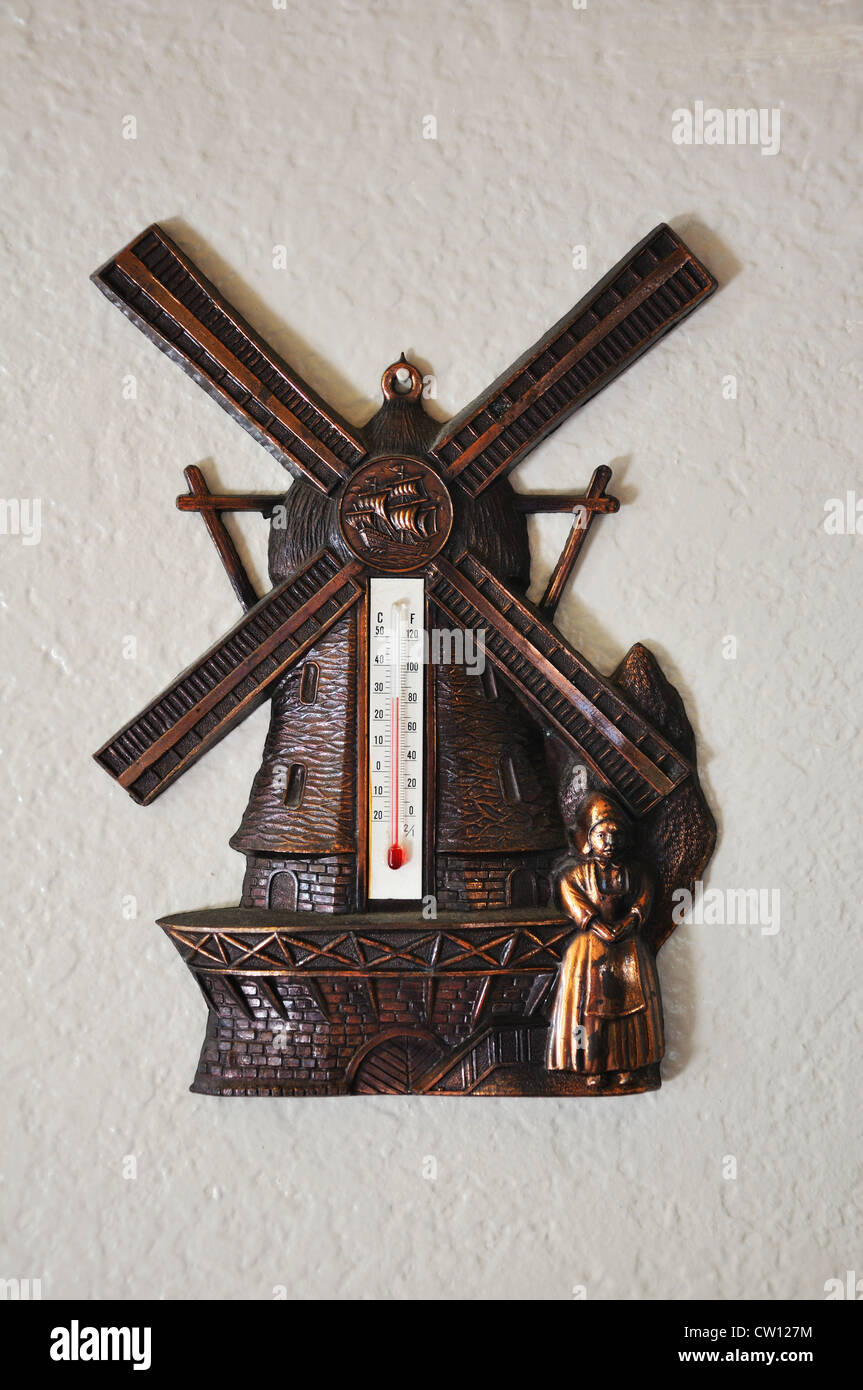 Alte Kupfer Haus Thermometer an Wand Stockfoto