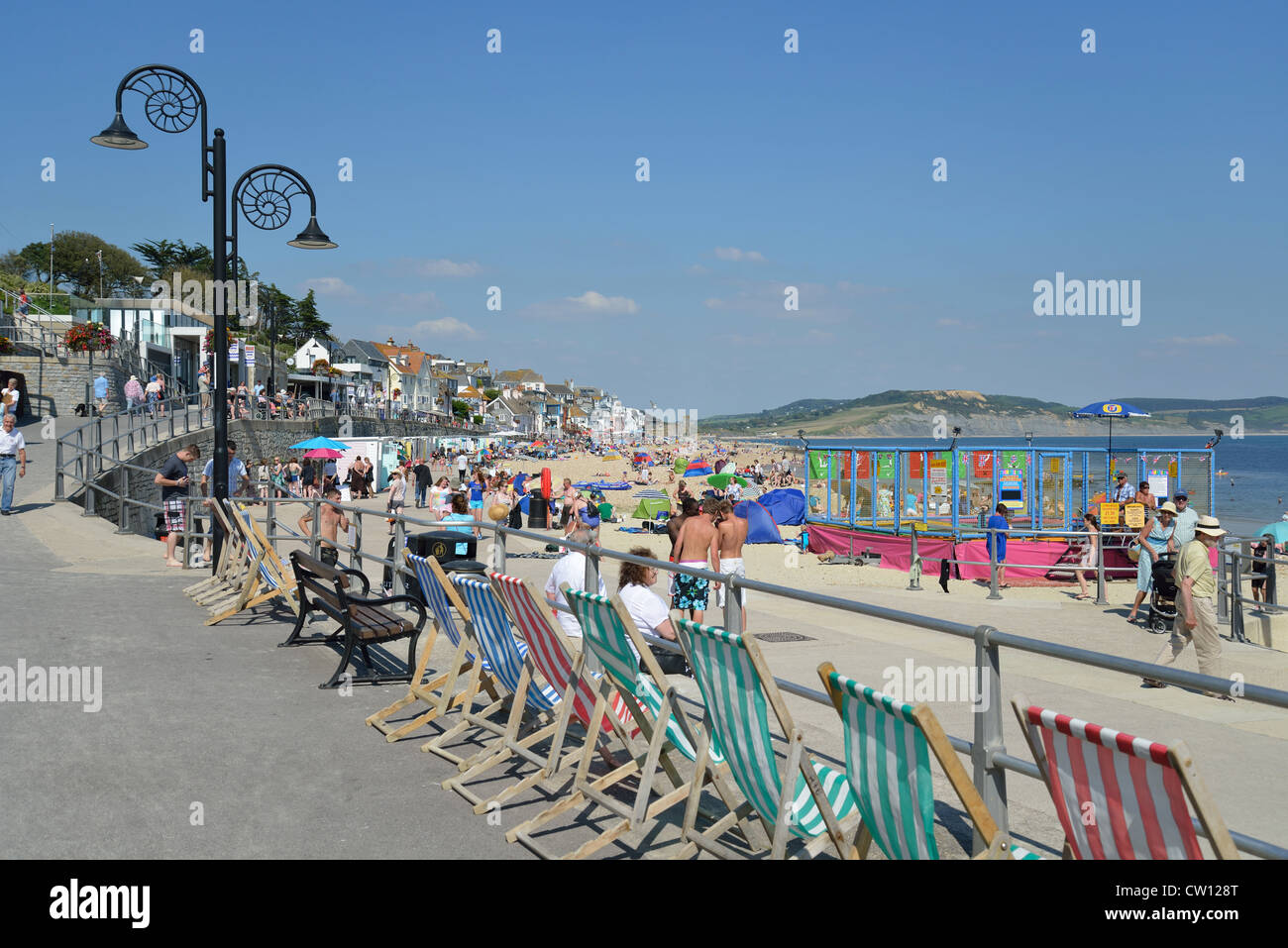 Strand und Promenade, Lyme Regis, Dorset, England, Vereinigtes Königreich Stockfoto