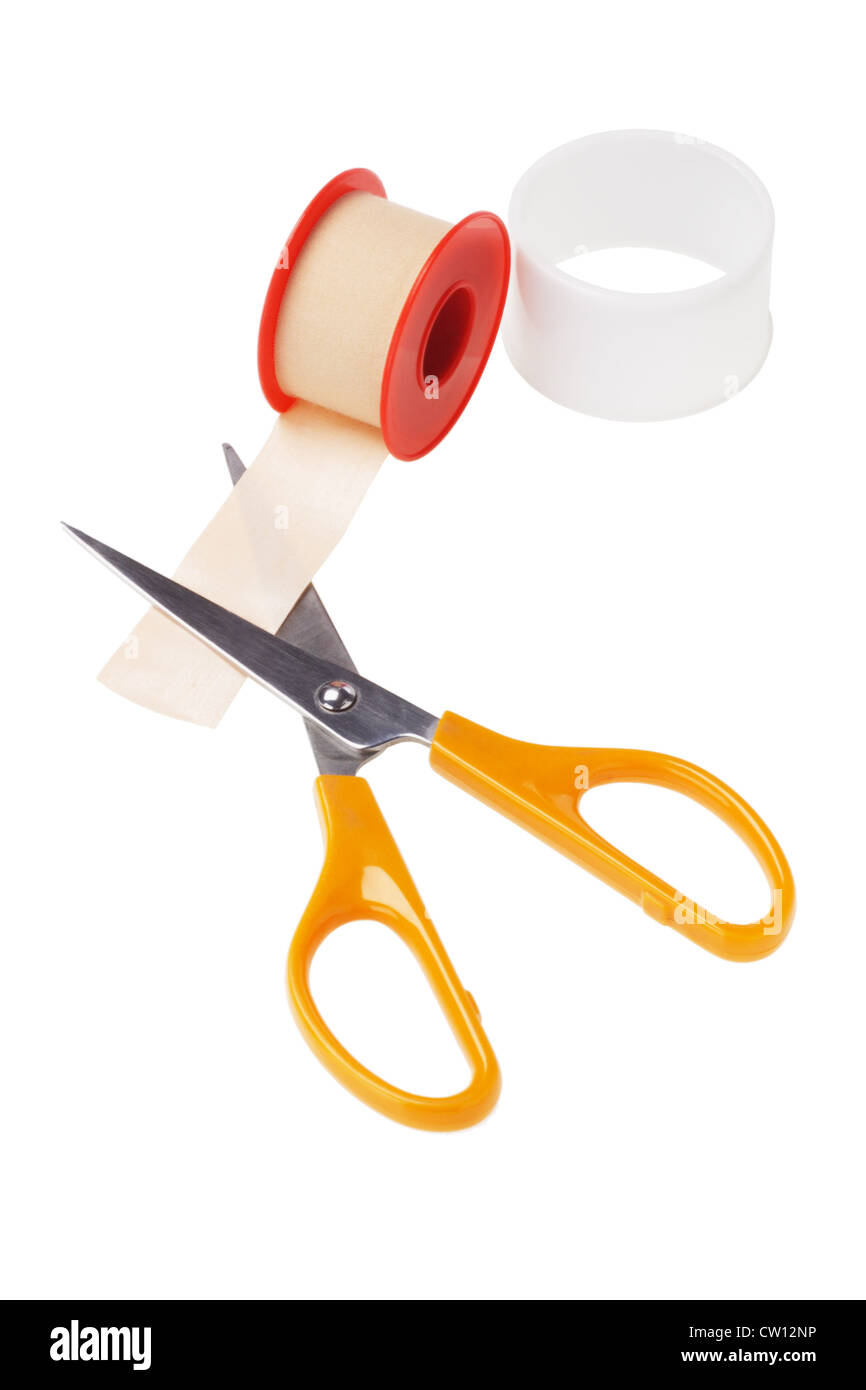 Rolle des medizinischen Heftpflaster und Schneiden Schere auf weißem Hintergrund Stockfoto