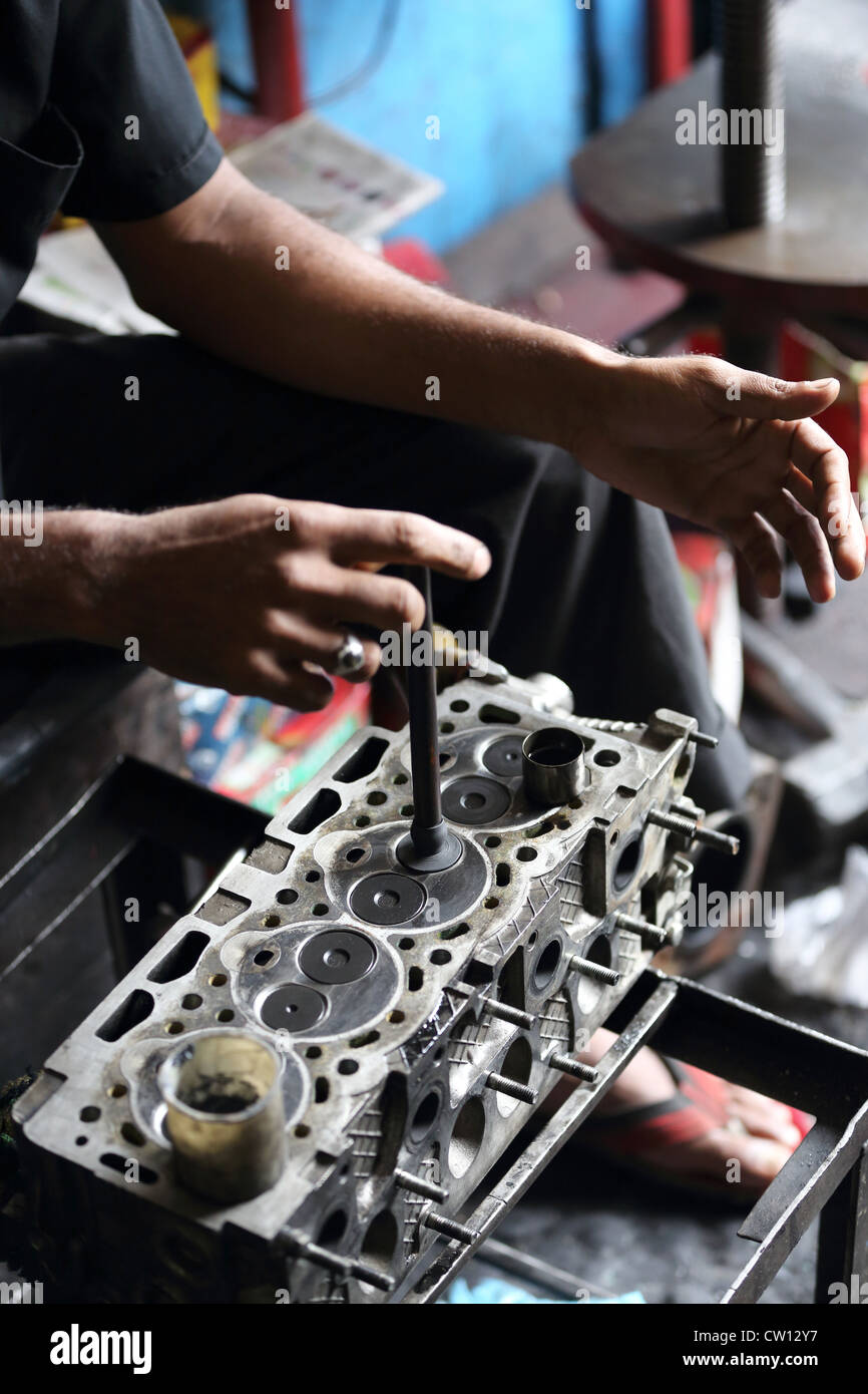Indische Mechaniker, Motor Arbeit Karnataka Indien Bangalore Indien Stockfoto