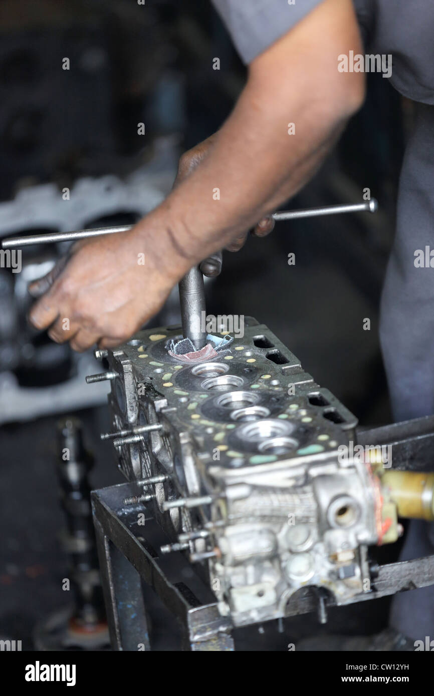 Indische Mechaniker, Motor Arbeit Bangalore, Karnataka, Indien Stockfoto