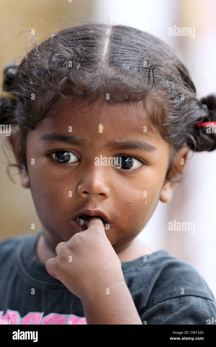 Kleine schüchterne Inderin Bangalore, Karnataka, Indien Stockfoto